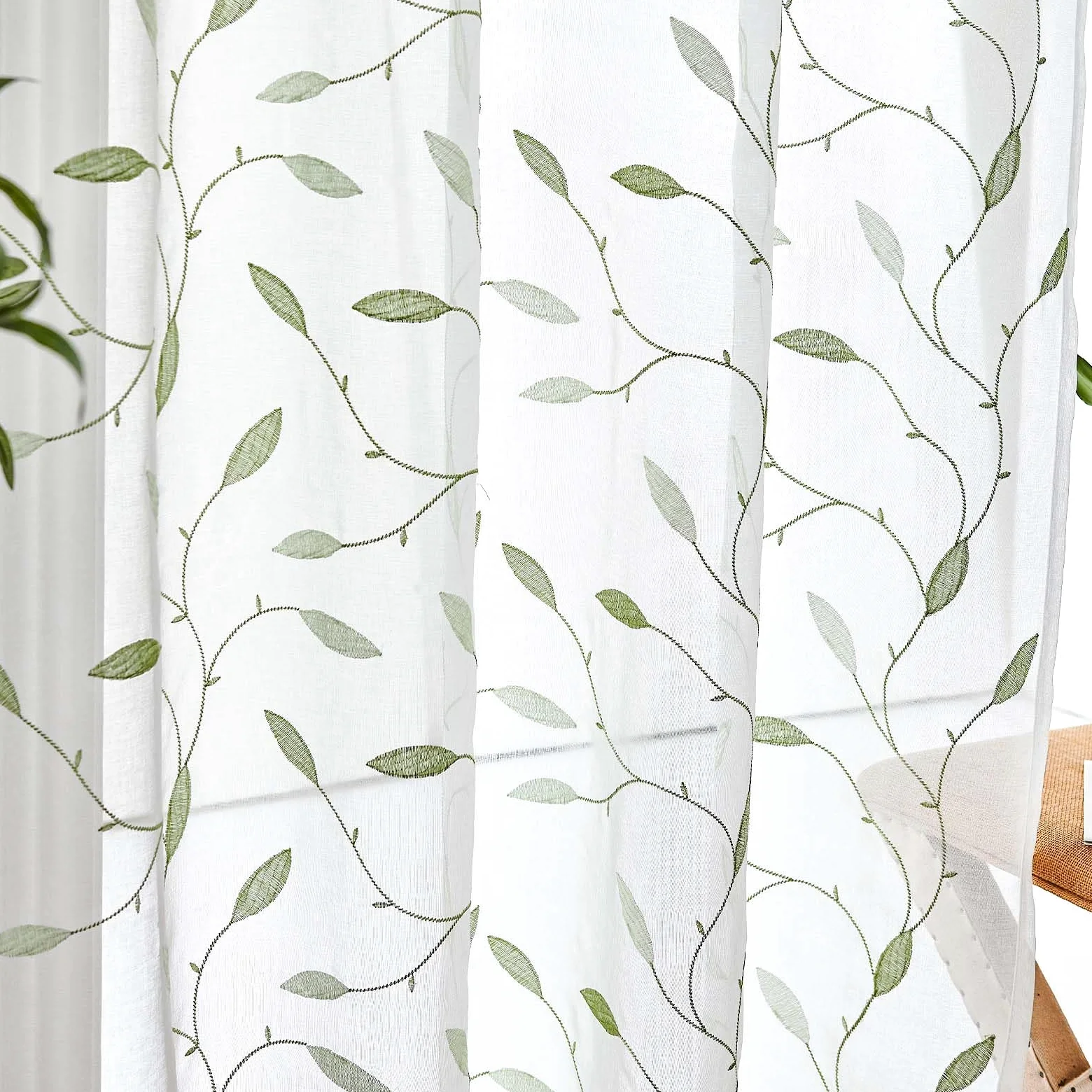 TOPICK Lot de 2 Rideau Voilage avec Oeillets et Feuilles Brodées Rideau Fenetre Transparent Vert sur Blanc Décoration d'Intérieur Romantique Rideau Léger Frais pour Salon Chambre 140 x 225 cm (L x H)