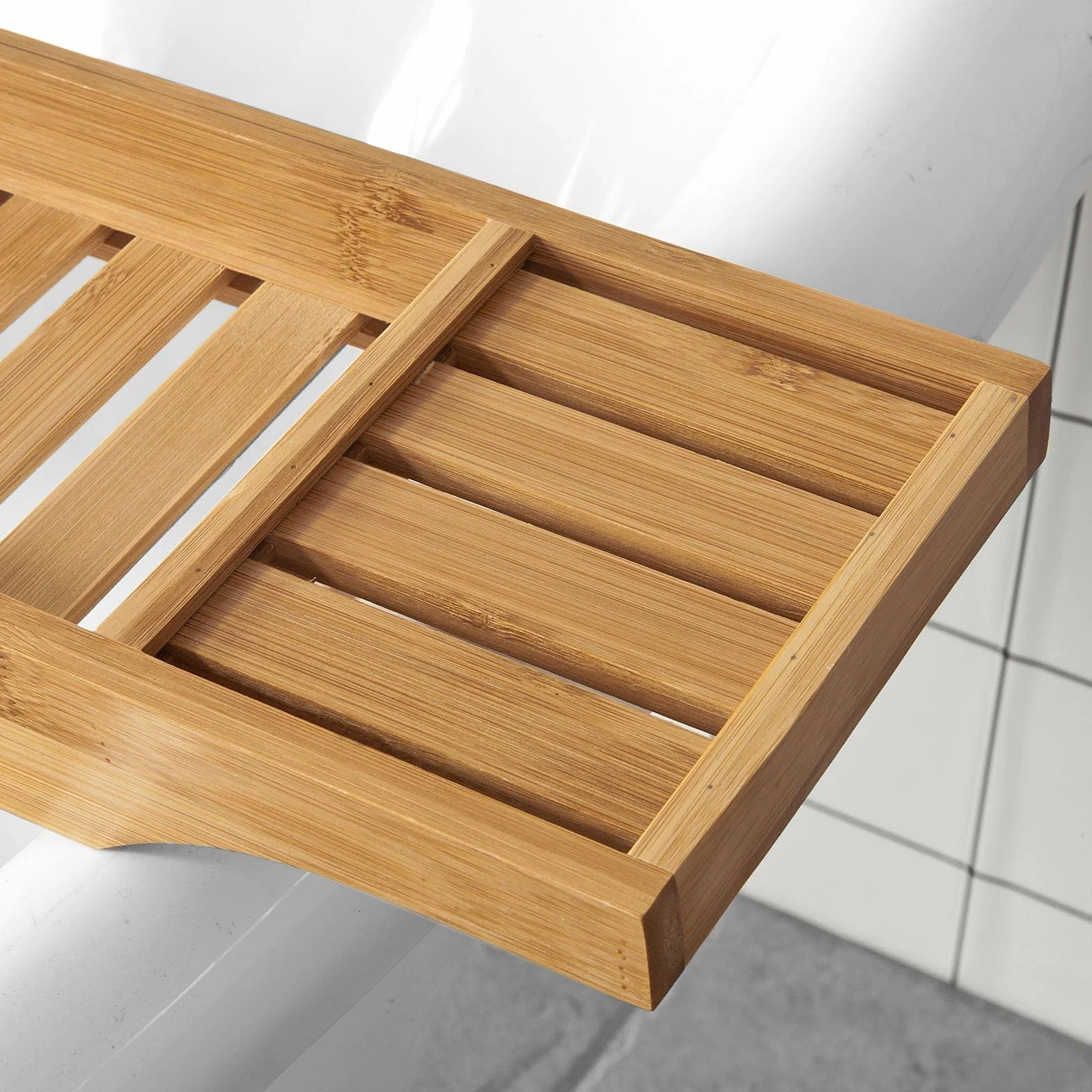 SoBuy Plateau de Baignoire en Bambou 80 cm – Pont de Baignoire en Bois pour Grandes Baignoires, Support Verre de Vin & Emplacement Bougie