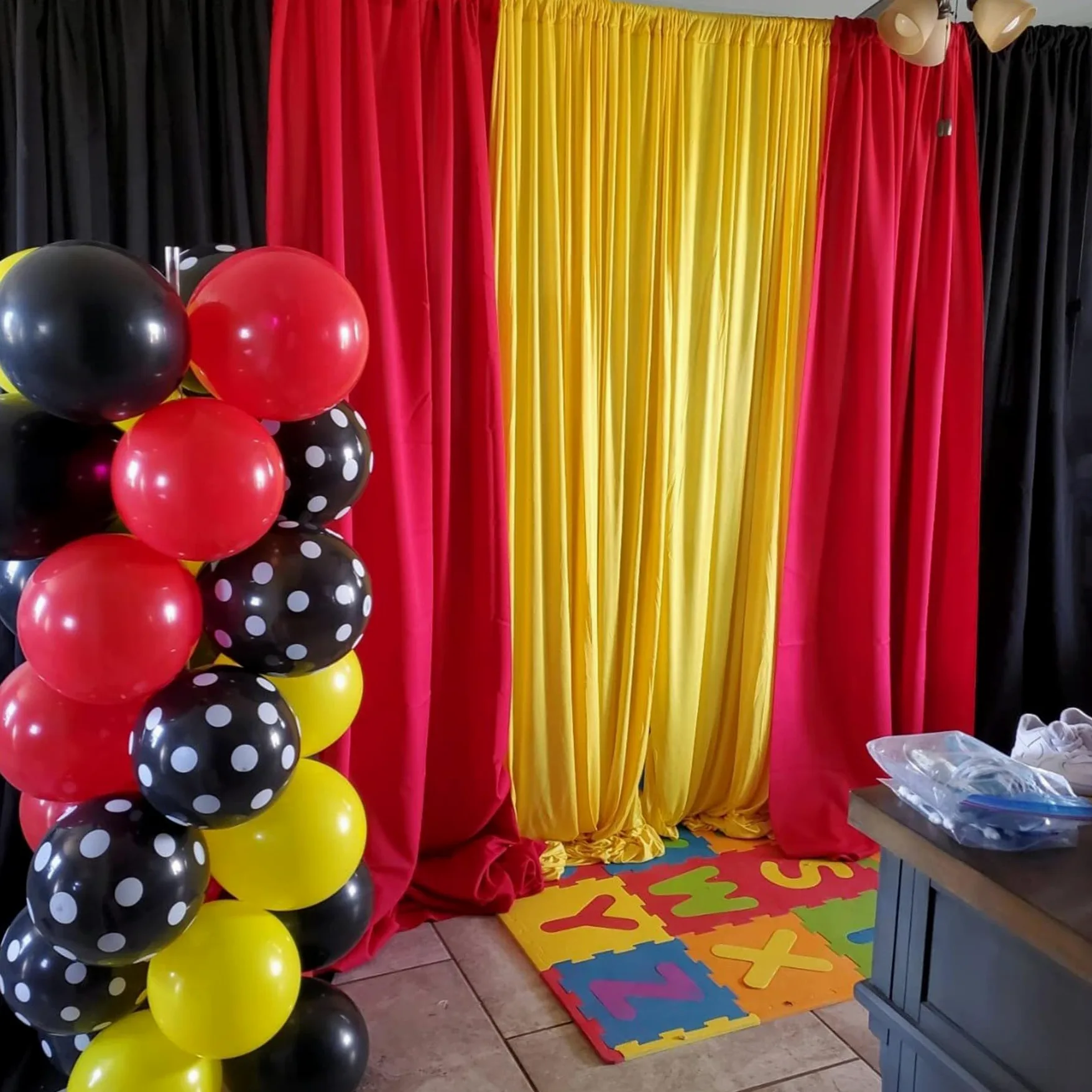 Lot de 6 panneaux de rideaux infroissables de 9,1 x 3 m - Noir, rouge et jaune - Toile de fond pour fêtes, Noël, fête d'anniversaire