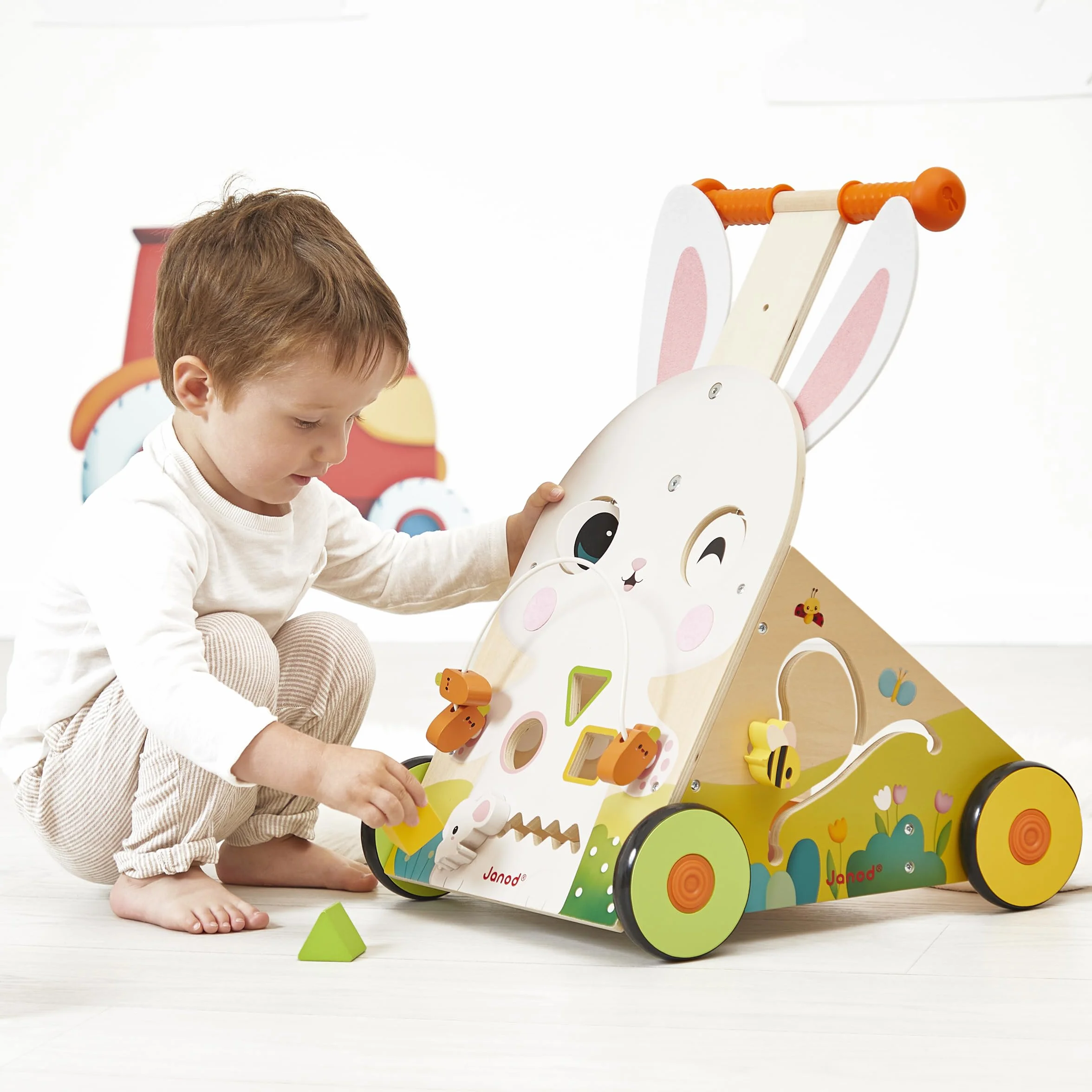 Janod Chariot Multi-Activités Ferme en Bois à Pousser 9 Activités Système Frein Breveté Roues Silencieuses Jouet Eveil Enfants Dès 12 Mois