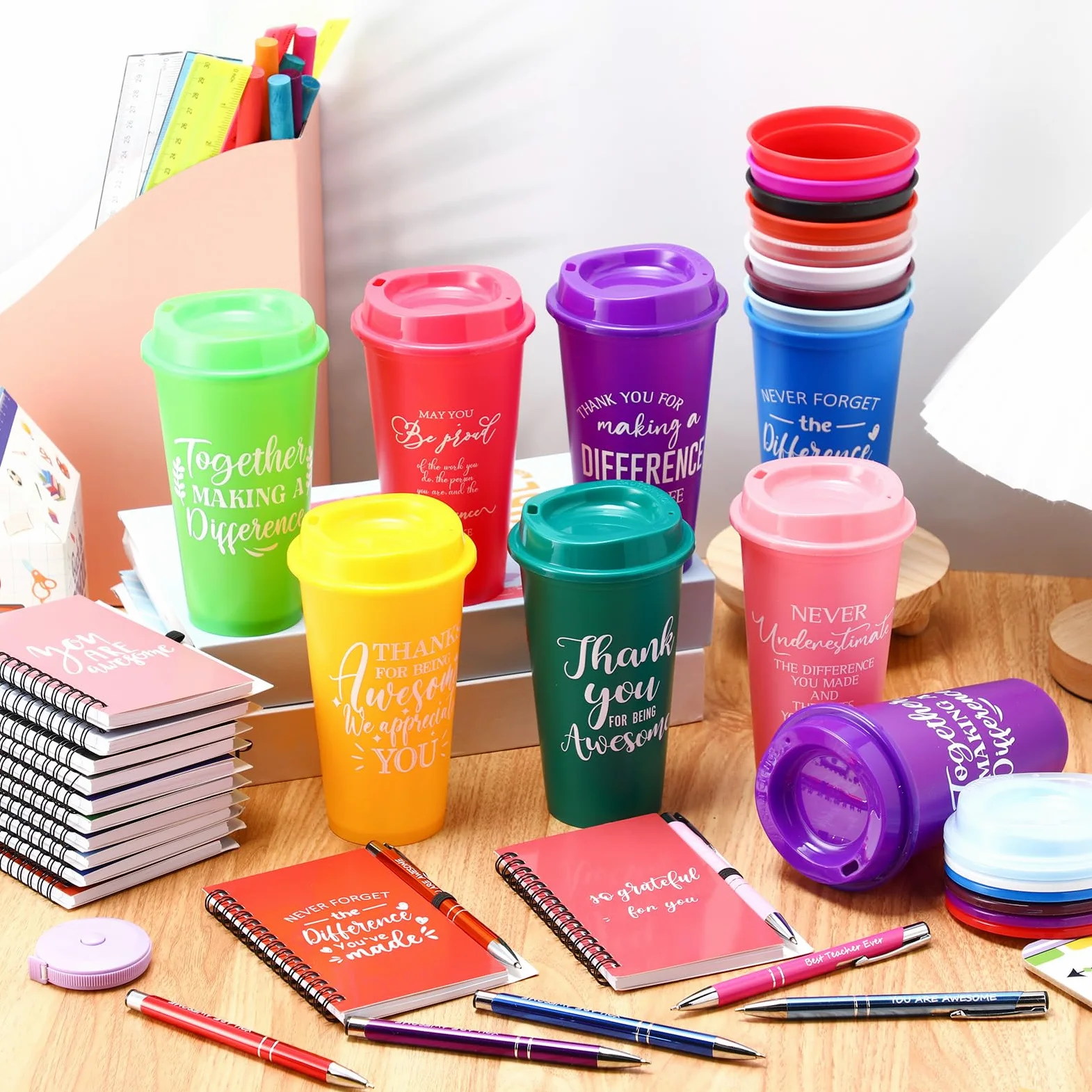 AmazingSpark Lot de 45 gobelets à café en plastique réutilisables avec couvercle et stylo pour le personnel, l'équipe et les enseignants (473 ml)