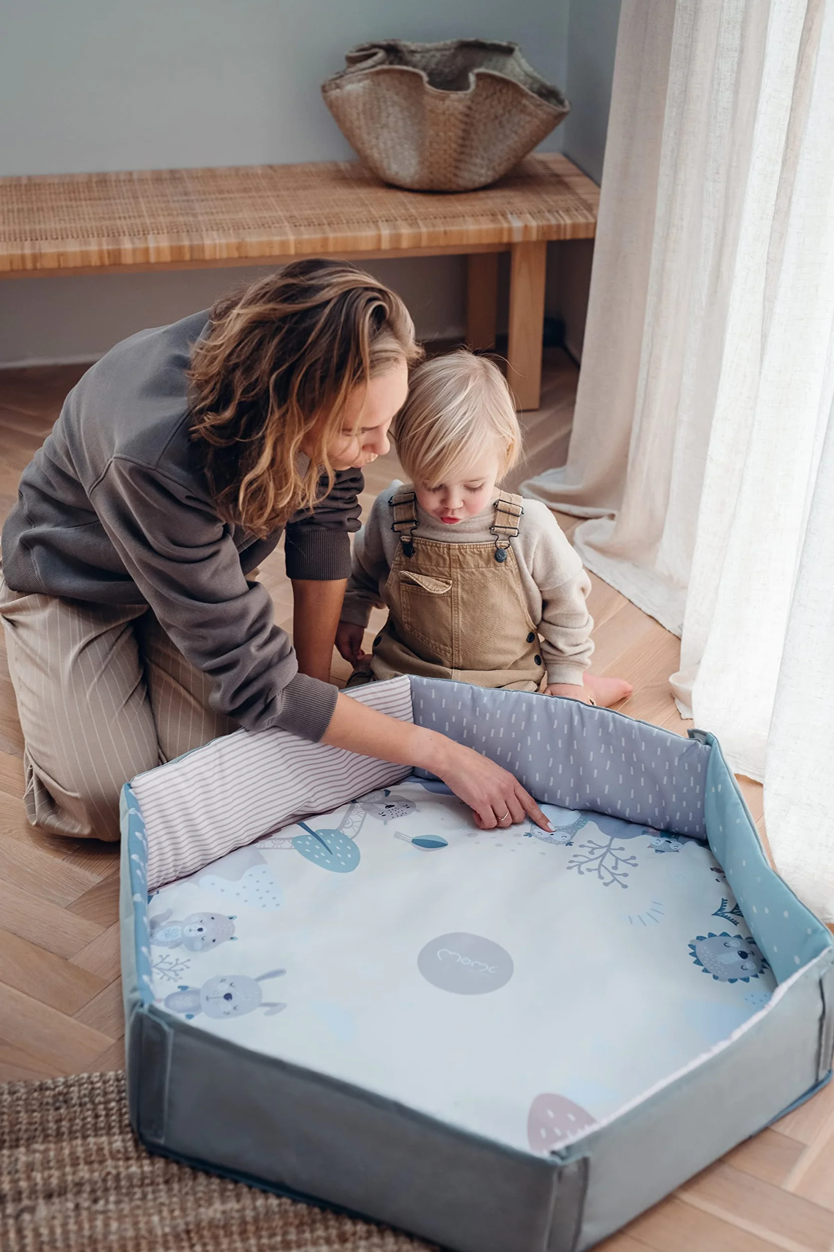 Arche de jeu MoMi PASTEL 3 en 1 avec tapis rampant, bain de balles, 5 jouets, 20 balles