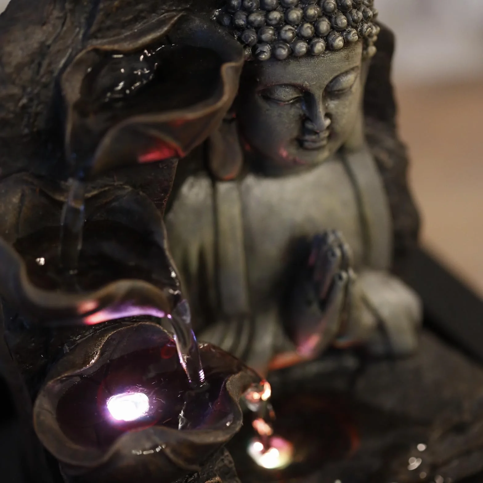 Fontaine d’Intérieur Cascade Bouddha Lotus LED Lumière Colorée Feng Shui 21 x 21 x 26 cm