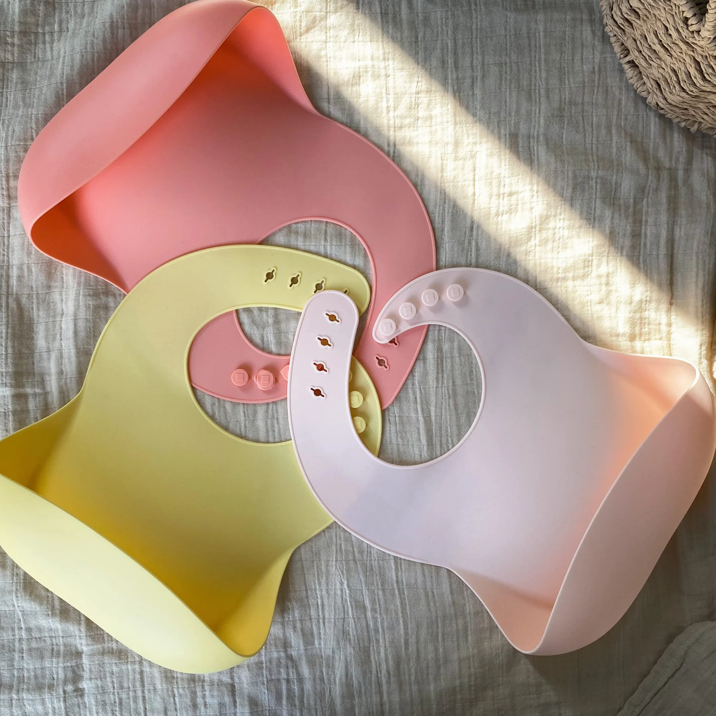 Bavoirs Silicone Bebe sans BPA Imperméable Réglables Naissance