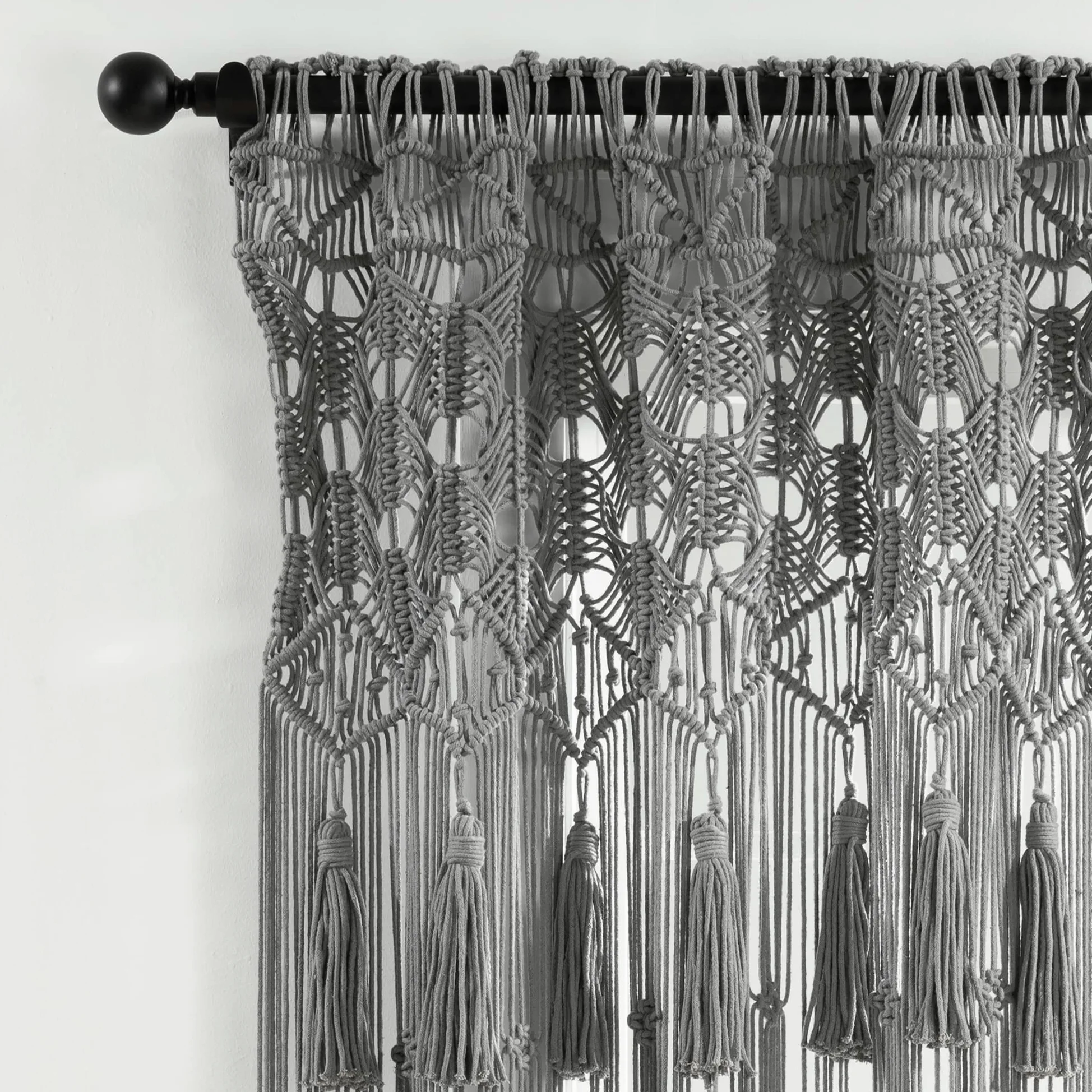 Lush Decor Rideau de fenêtre bohème en Coton macramé avec Pompons - Séparateur de pièce - Toile de Fond de Mariage - Décoration Murale - 213,4 cm (L) x 127 cm (l) - Gris