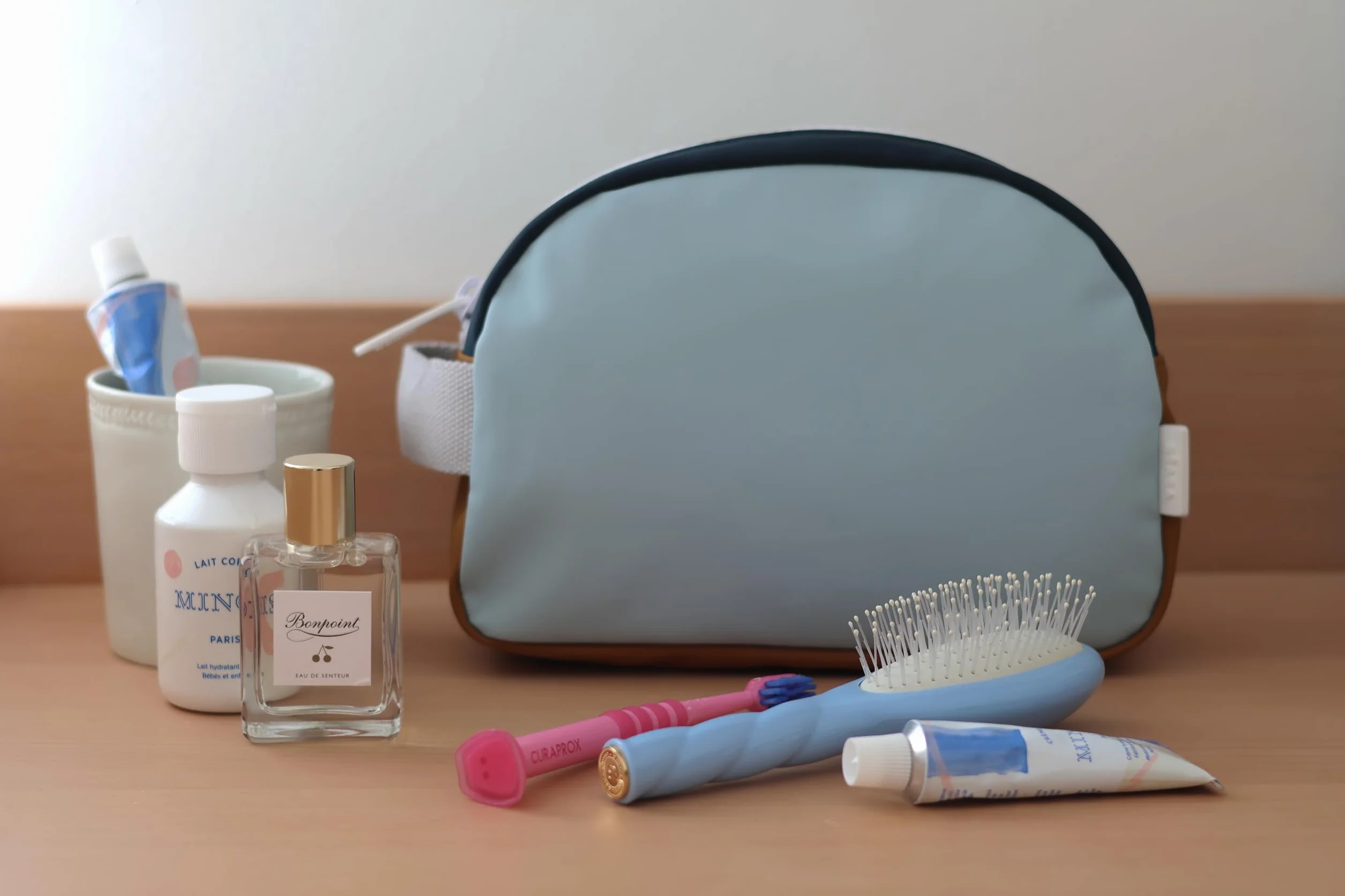 BÉABA Trousse de toilette Bébé/Enfant Waterproof 2,5L Grande Contenance Ouverture Large Zippée Night Blue