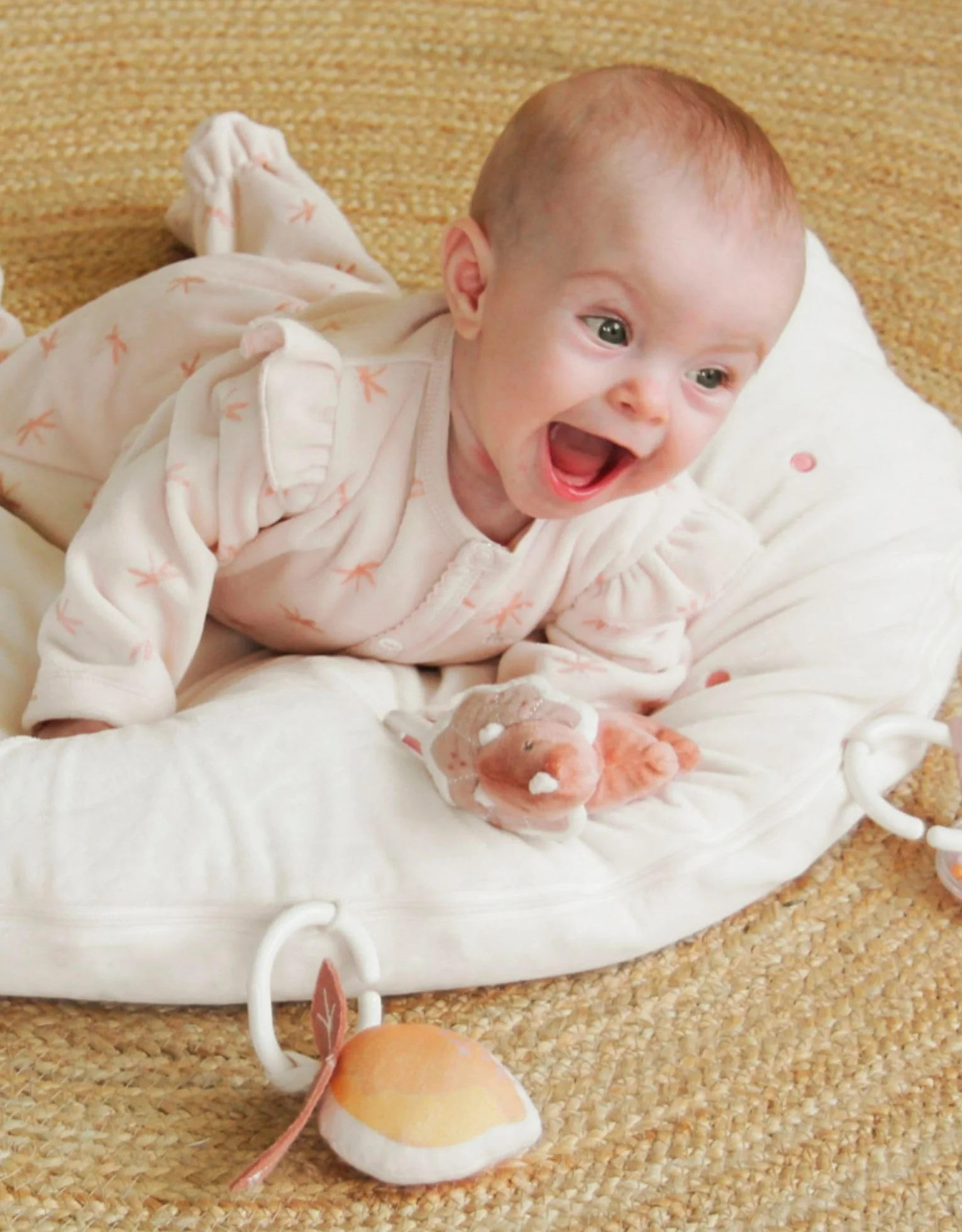 Noukie's Coussin d'activités en Veloudoux Popsie Gigi & Louli