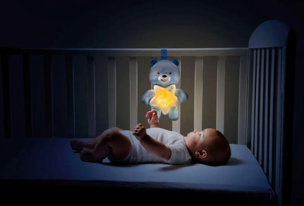 Chicco Veilleuse Petit Ourson First Dreams, peluche douce ours avec mélodies relaxantes et veilleuse, bleu