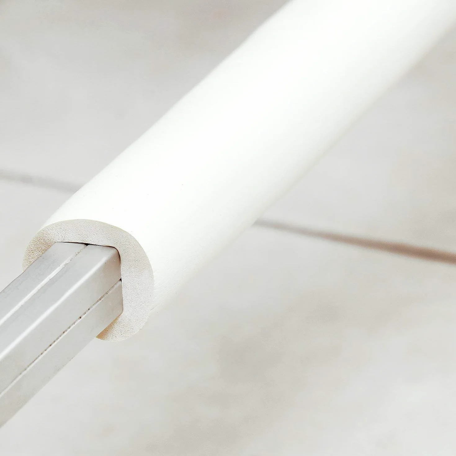 TUKA Rouleau Mousse Anti Choc 4 Mètre (2x2m) U-Forme Protecteurs Bords de Table en Verre, Blanc Cassé