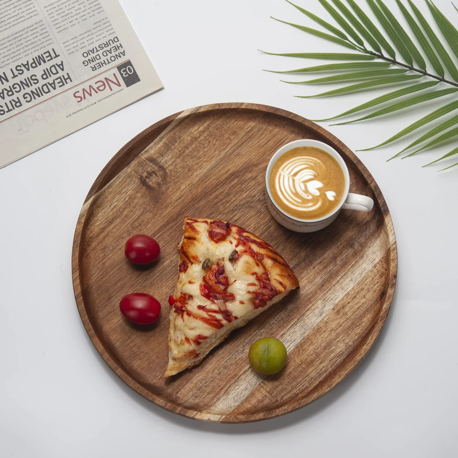 YANGQIHOME Plateau rond en bois, plateau en bois d'acacia, plateau de service, planche à charcuterie pour apéritifs, organisateur de plateau pour cuisine/comptoir, 35,1 x 35,1 x 2,0 cm