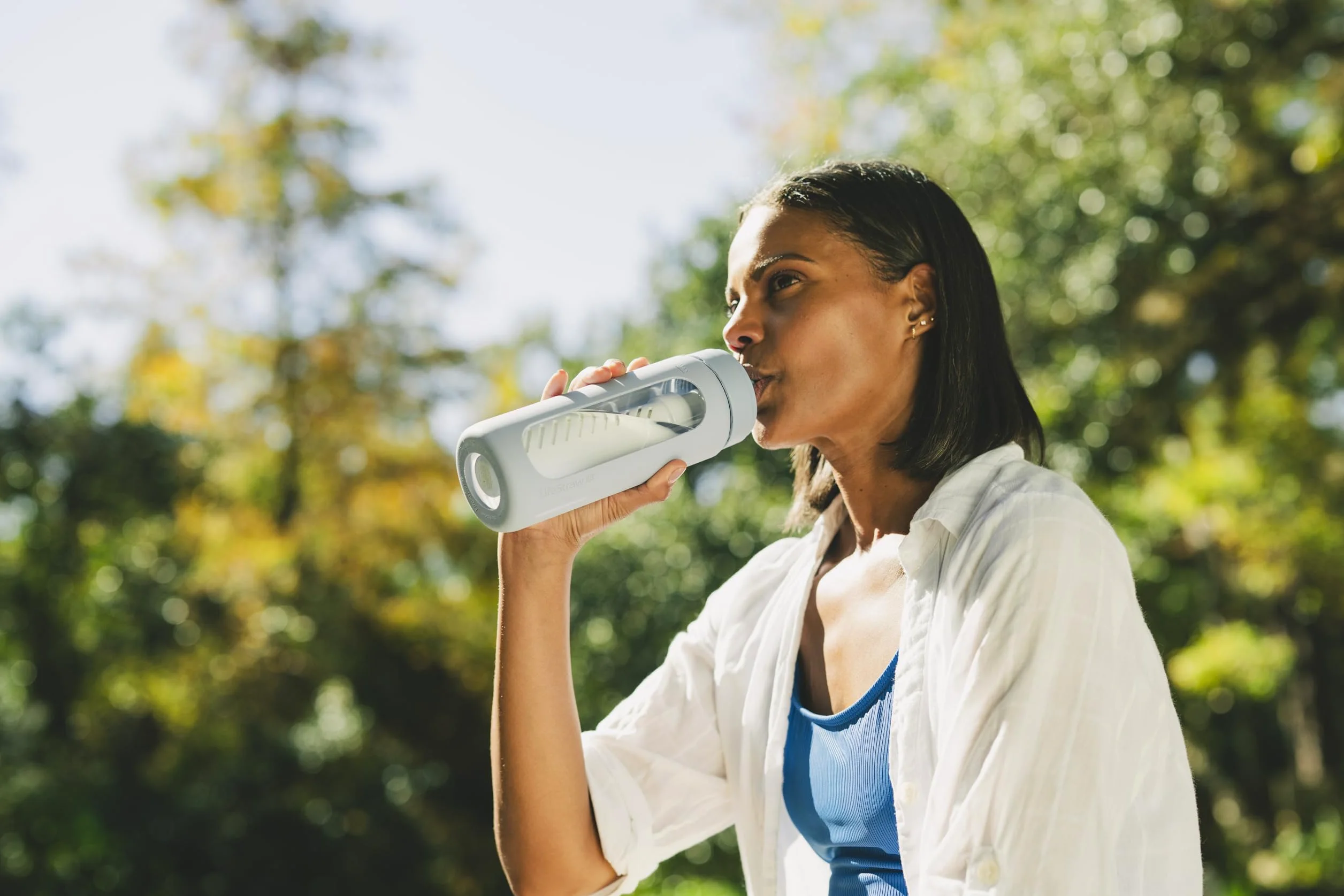 LifeStraw Go Series – Bouteille filtrante en verre soufflé à la main avec manchon en silicone pour l'hydratation à la maison ou en déplacement, mer Égée, 590 ml