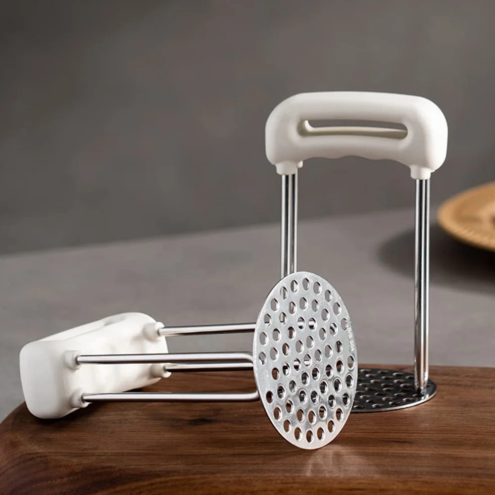 Potato Masher en acier inoxydable avec poignée PP, ustensile de masher alimentaire manuel, nettoyage vaisselle (WHITE)