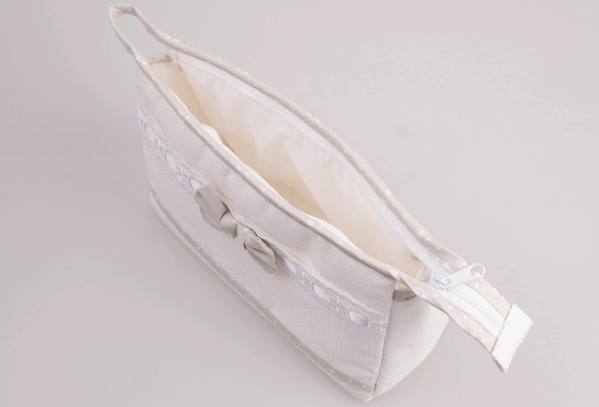 Trousse de Voyage avec Fermeture à Glissière, Organisateur de Produits de Beauté, Toile Aida à Broder, 24x16x6 cm, Blanc et Beige, Made in Italy