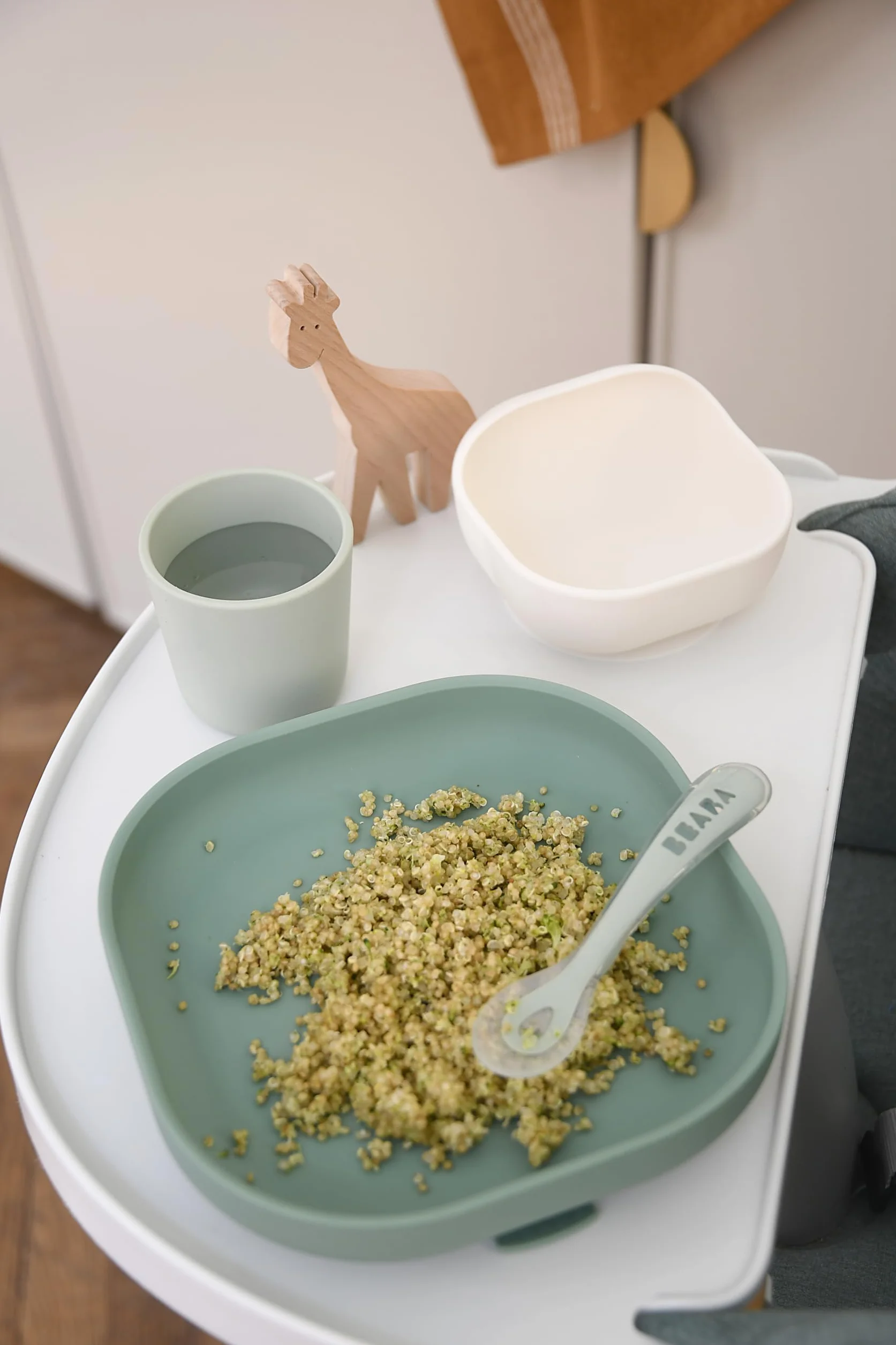 BÉABA Set Vaisselle Silicone Repas Bébé 4 Pièces Assiette Bol Verre Cuillère Vert Sauge