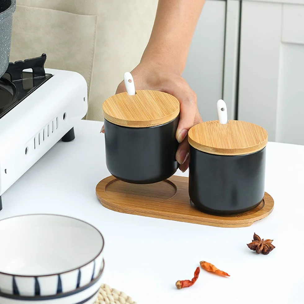 Lot de 3 Céramique Sucrier Rond Seasoning Containers Pot à épices Sel Spice Jar avec Cuillère Plateau Bambou