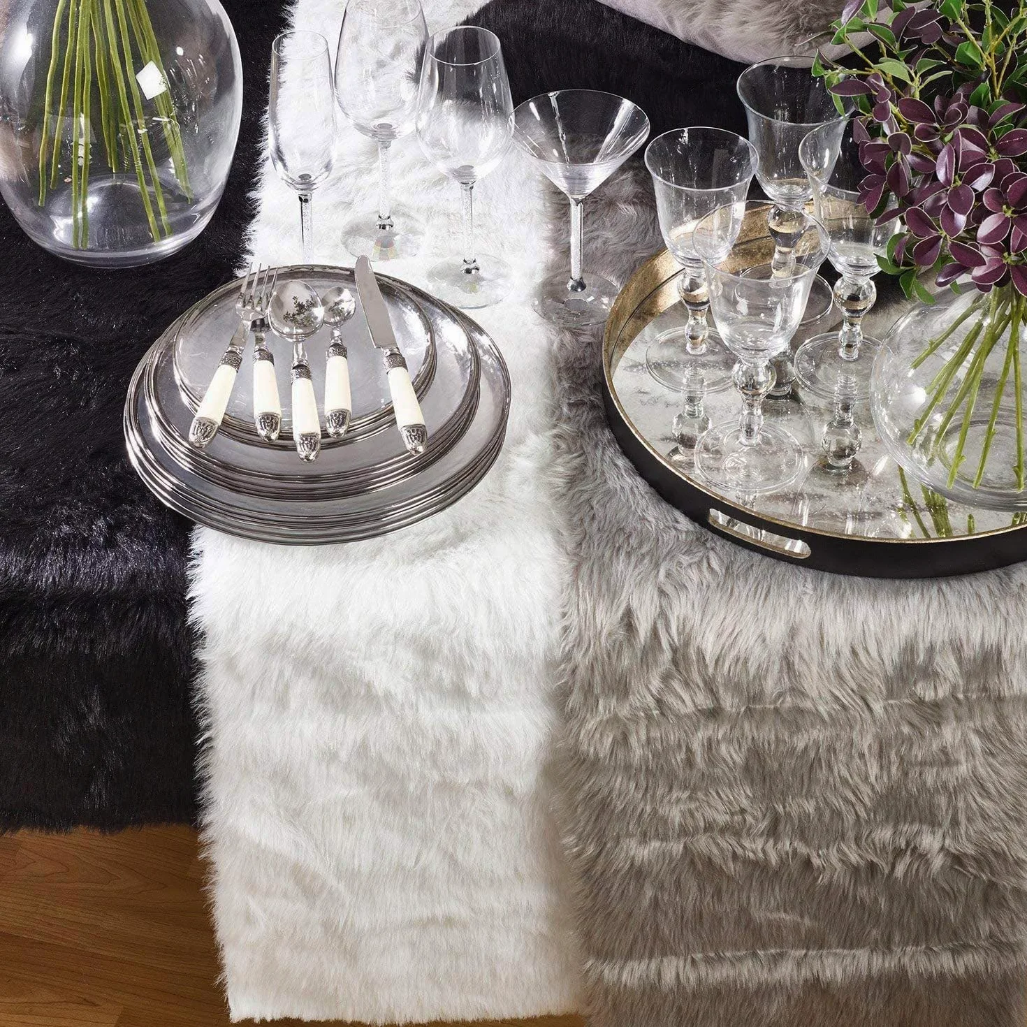Saro Lifestyle Chemin de table en fausse fourrure, 38,1 x 274,3 cm, Blanc
