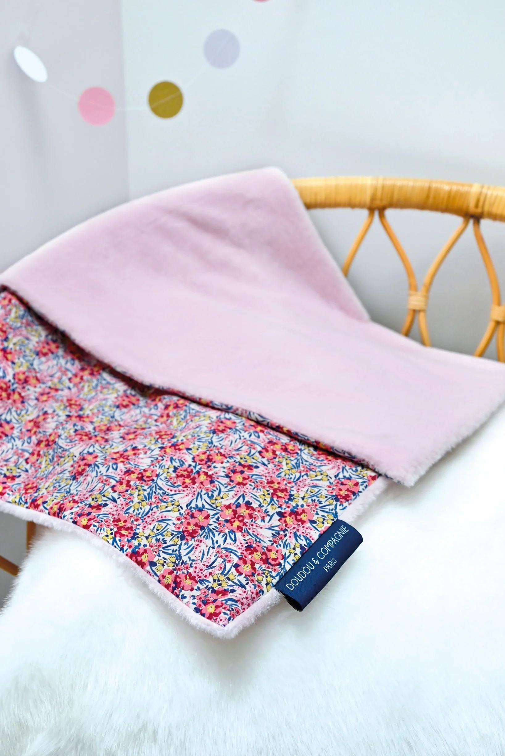 DOUDOU ET COMPAGNIE Plaid Douceur Rose Fleuri 70 x 100 cm 100% Coton Peluche Bébé