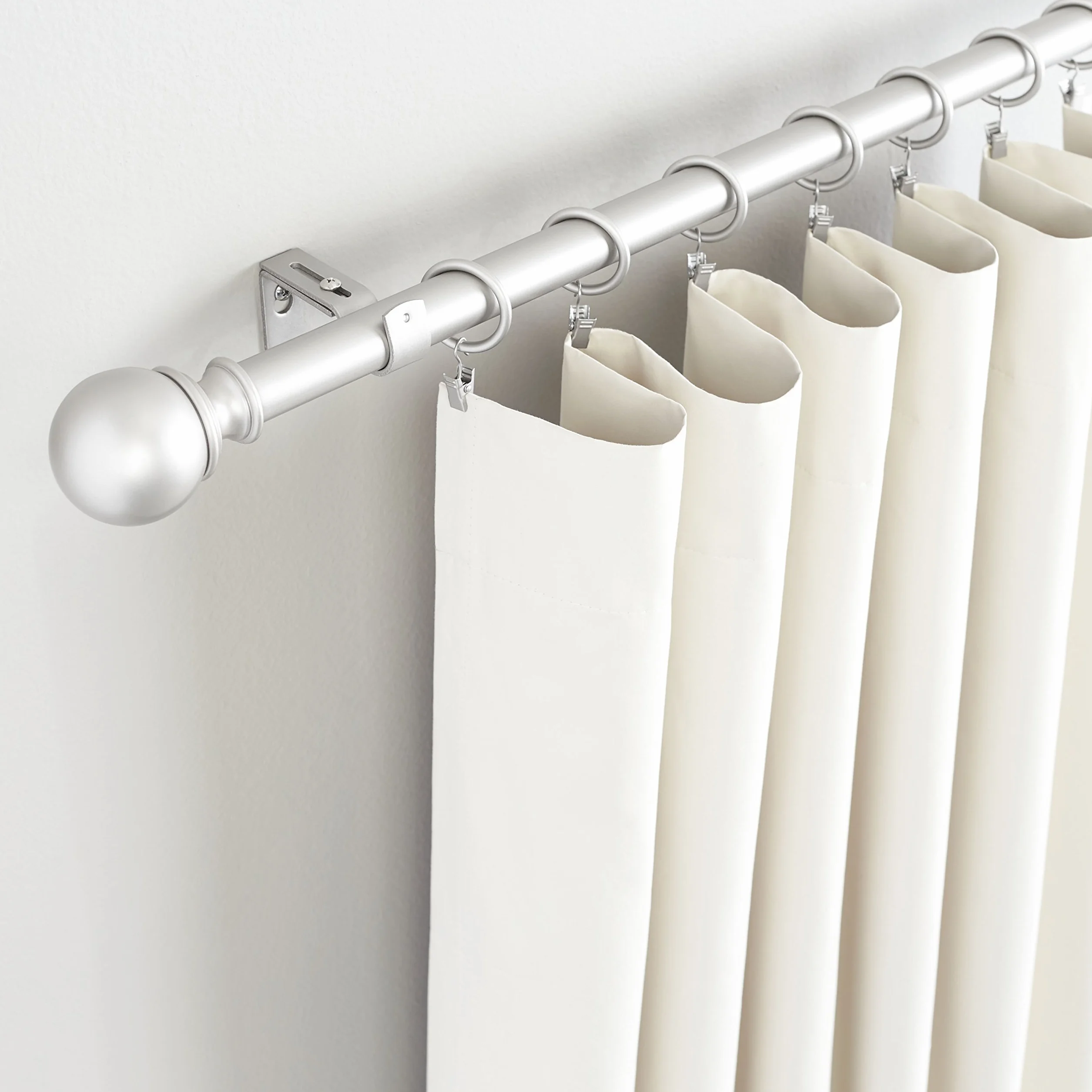 Amazon Basics Crochets Muraux Robustes et Réglables Pour Tringle de 2,5cm, Lot de 2, Nickel Argenté
