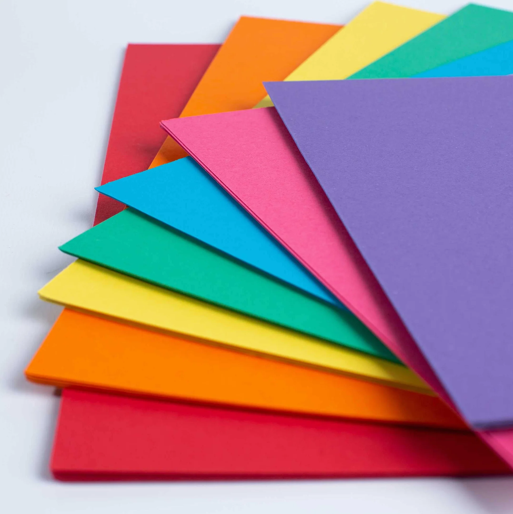 Feuilles cartonnées A4 160 g/m² Lot de 50 Couleur arc-en-ciel