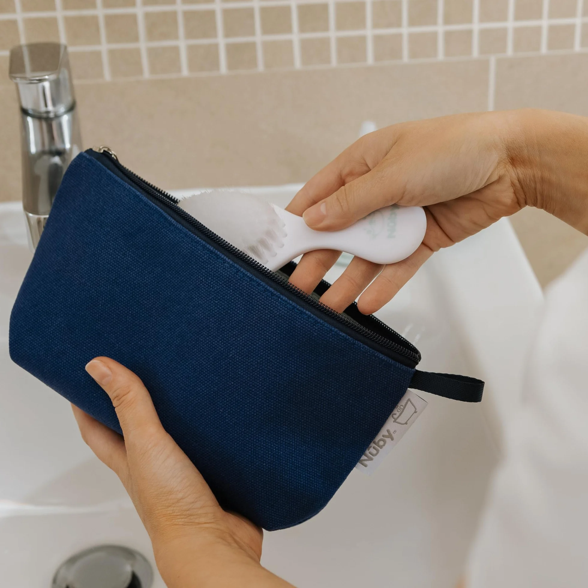 Nuby Kit de Soins pour le Bain de Bébé 8 Accessoires Essentiels Sac de Voyage Doublure Imperméable