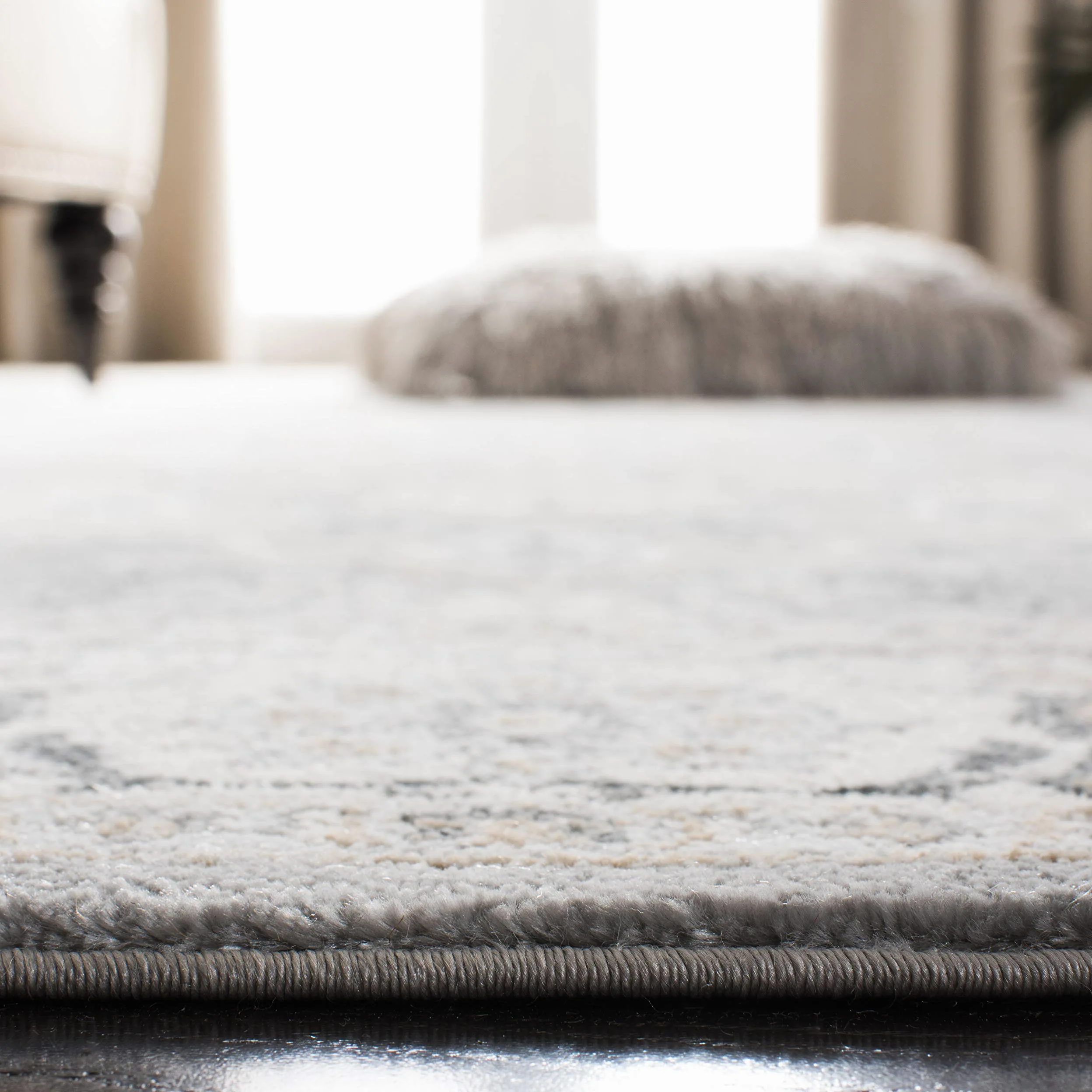 SAFAVIEH Tapis Traditionnel pour Salon, Salle à Manger, Chambre à Coucher - Isabella Collection, Tapis à Poil Court, Gris et Gris foncé, 122 X 183 cm