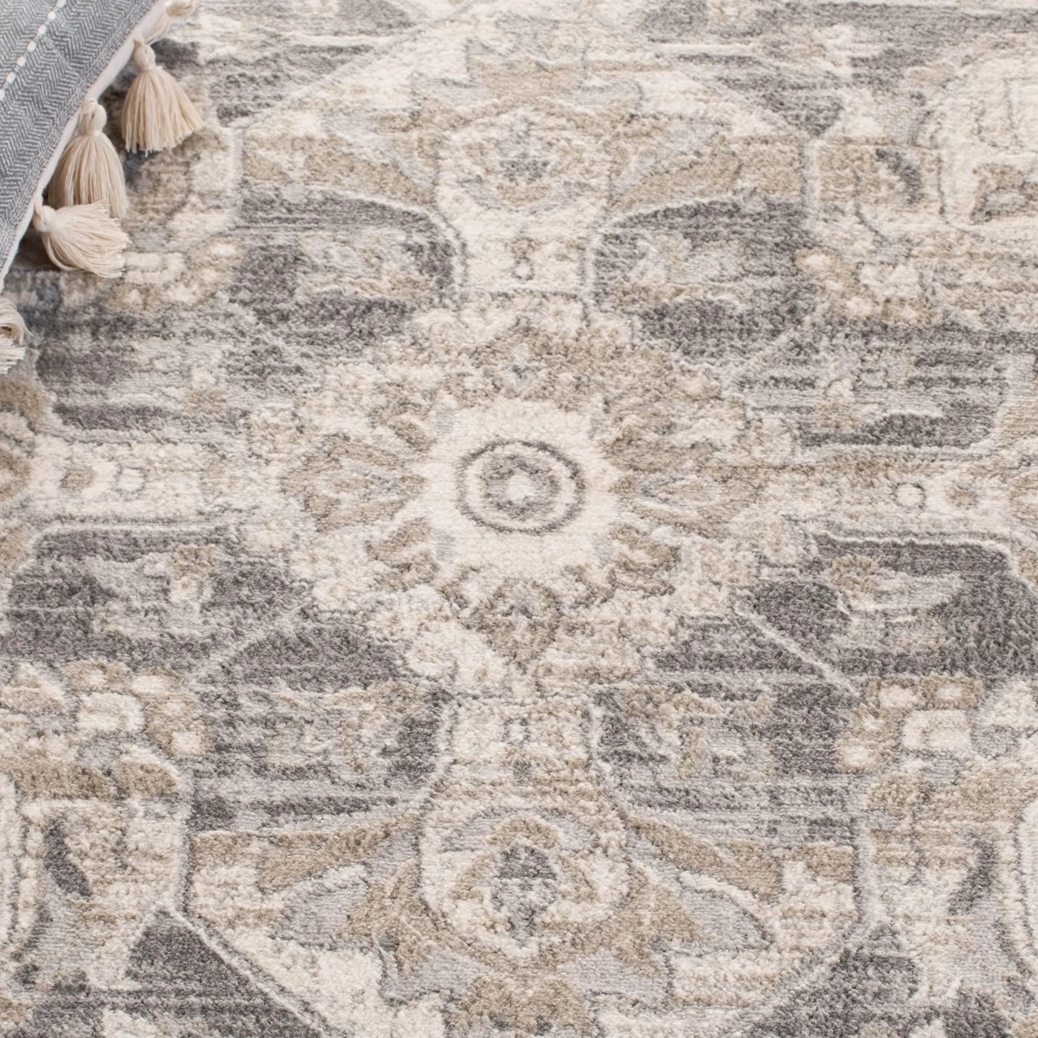 SAFAVIEH Tapis Traditionnel pour Salon, Salle à Manger, Chambre à Coucher - Brentwood Collection, Tapis à Poil Court, Crème et Gris, 122 X 183 cm