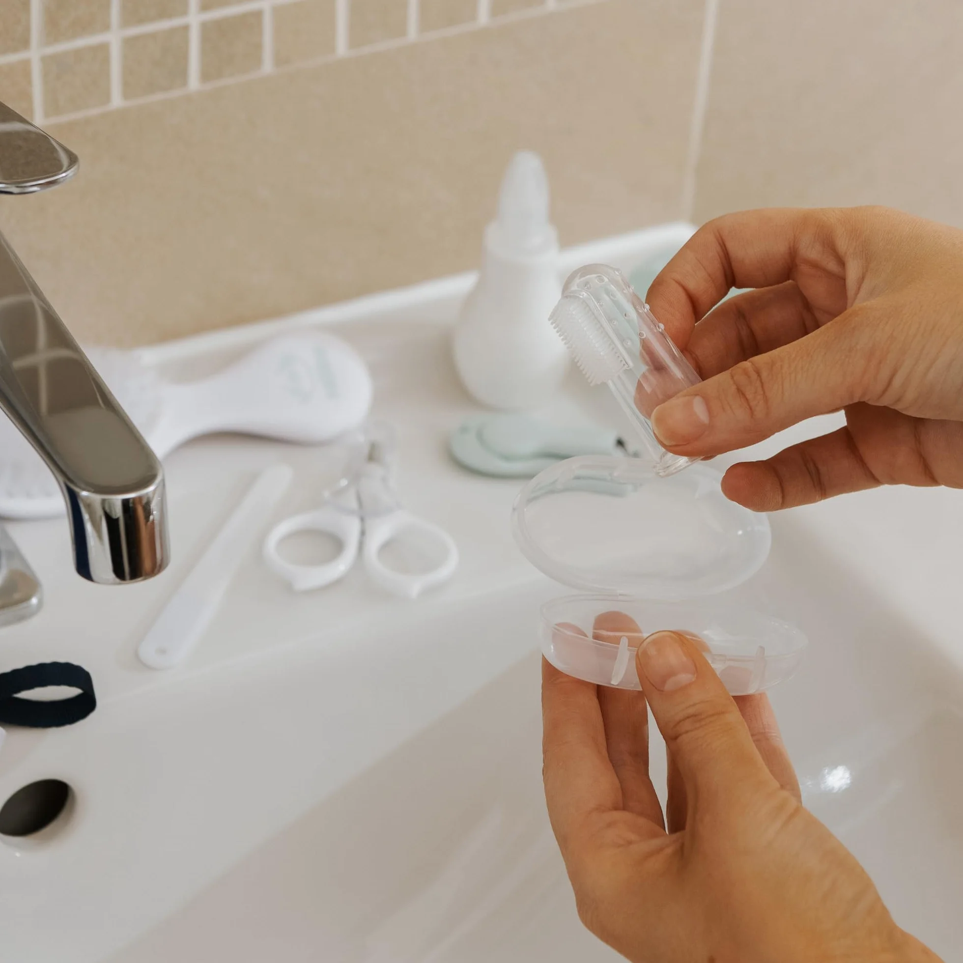 Nuby Kit de Soins pour le Bain de Bébé 8 Accessoires Essentiels Sac de Voyage Doublure Imperméable
