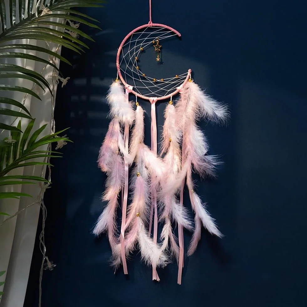 Attrape-rêves en forme de lune rose avec pendentifs étoile et pompons plumes 2 couleurs