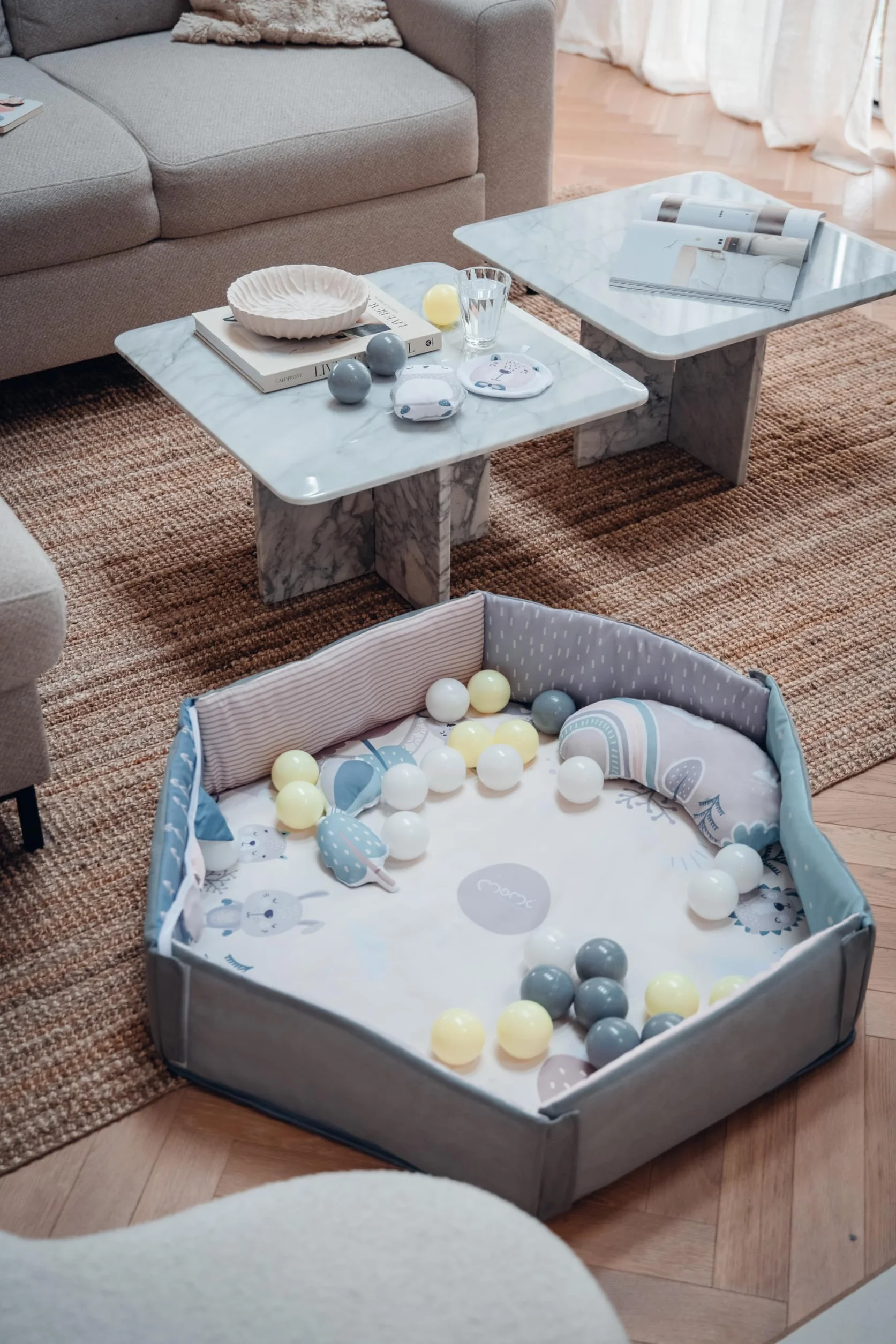 Arche de jeu MoMi PASTEL 3 en 1 avec tapis rampant, bain de balles, 5 jouets, 20 balles