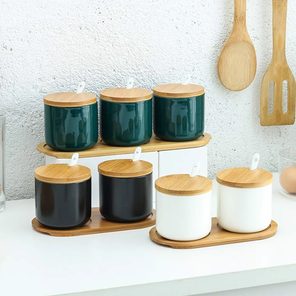 Lot de 3 Céramique Sucrier Rond Seasoning Containers Pot à épices Sel Spice Jar avec Cuillère Plateau Bambou