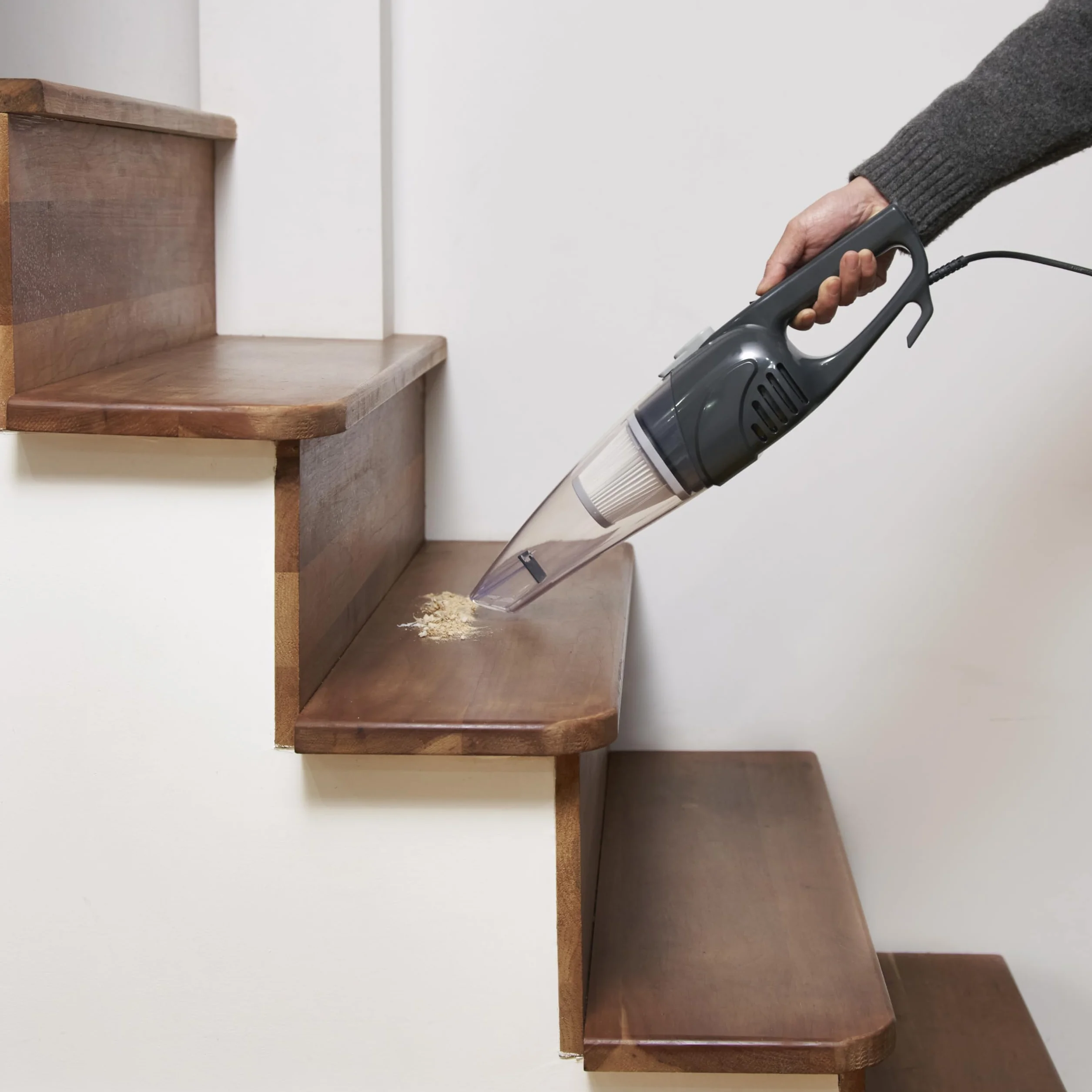Amazon Basics Aspirateur balai 2 en 1 avec câble, moteur ECO, filtre remplaçable, Noir