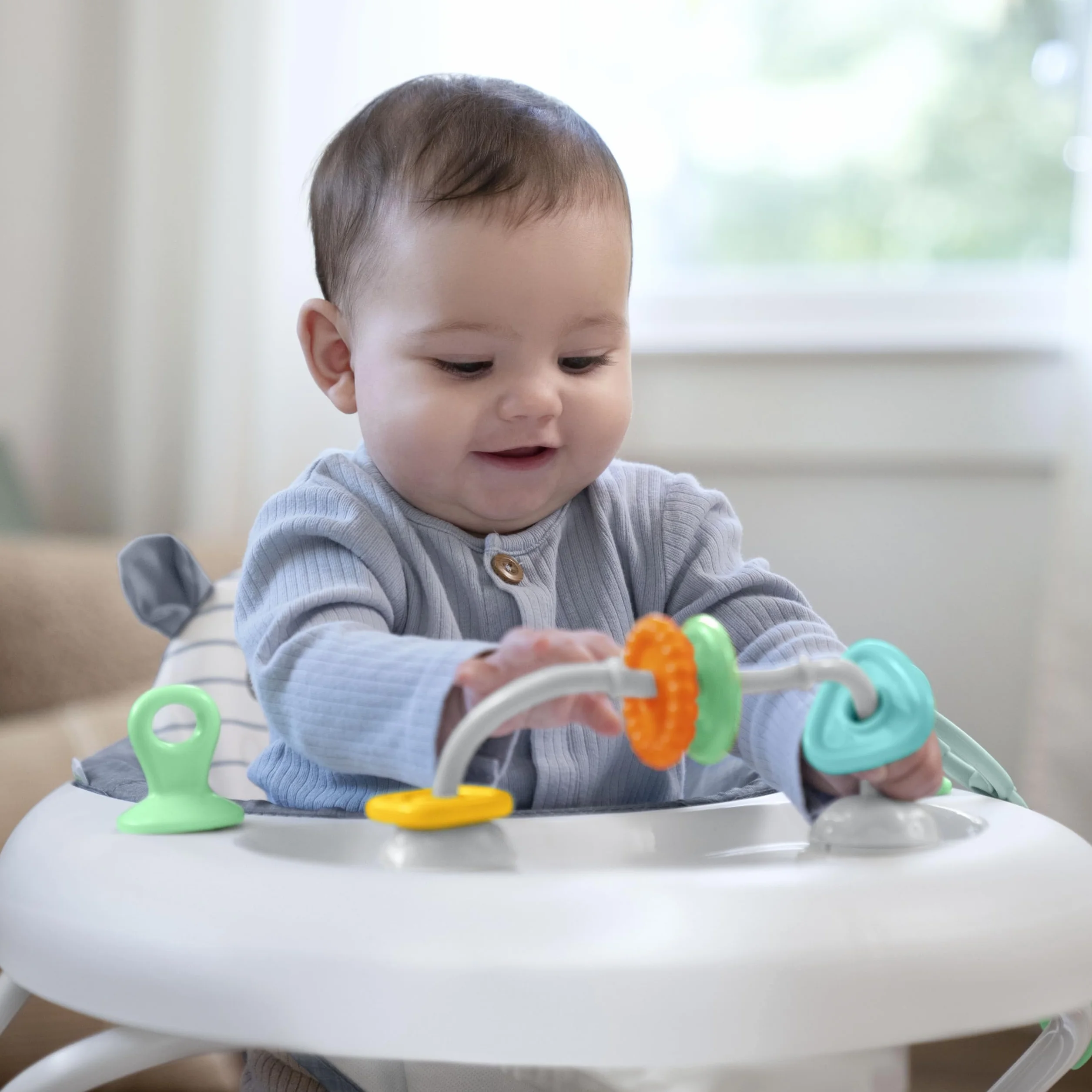 Ingenuity Trotteur Évolutif Smooth Strides Chambray, Trotteur avec Activités, 3 Hauteurs Réglables, Arc d'Activités Ajustable avec Jouets, pour Bébé 6-12 Mois