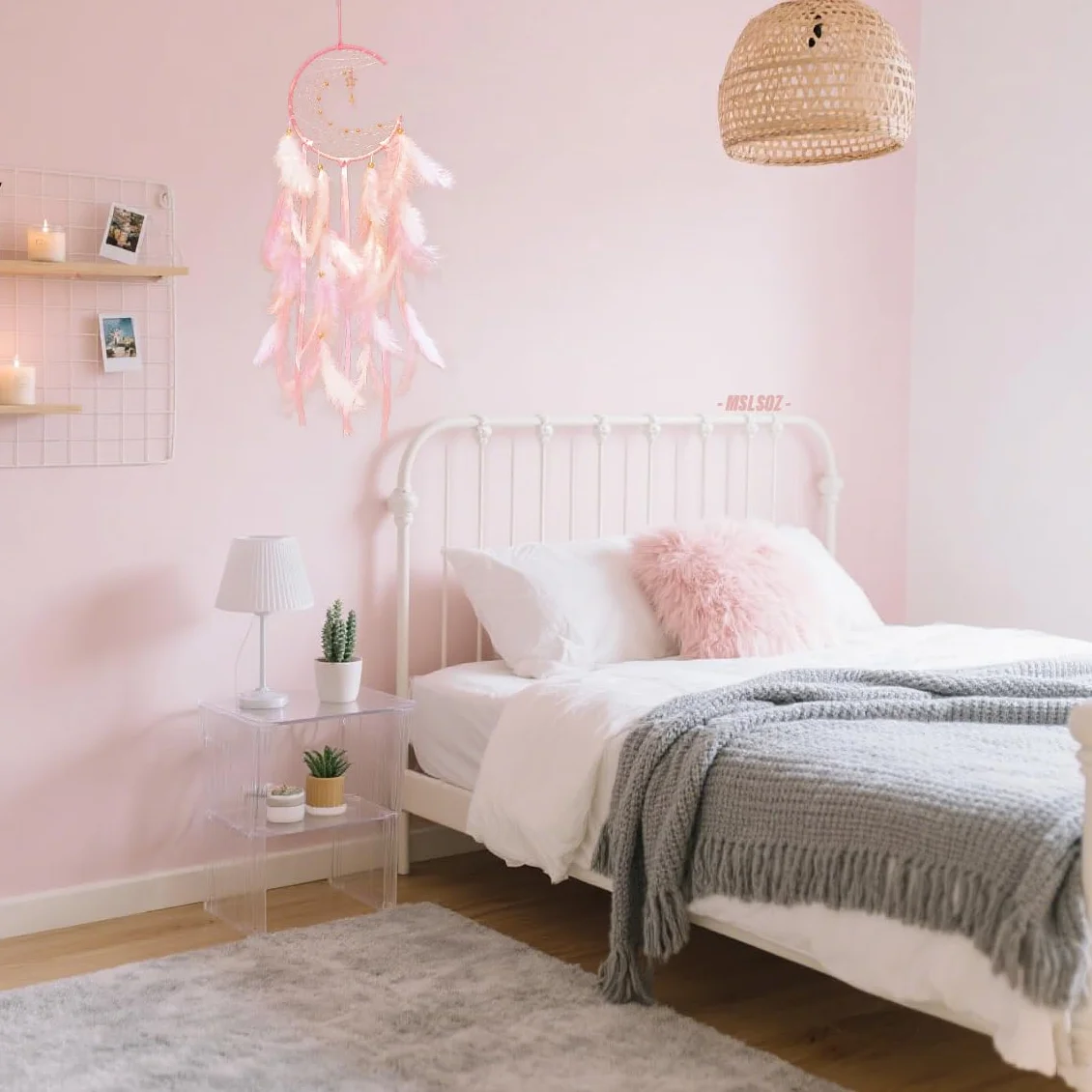 Attrape-rêves en forme de lune rose avec pendentifs étoile et pompons plumes 2 couleurs