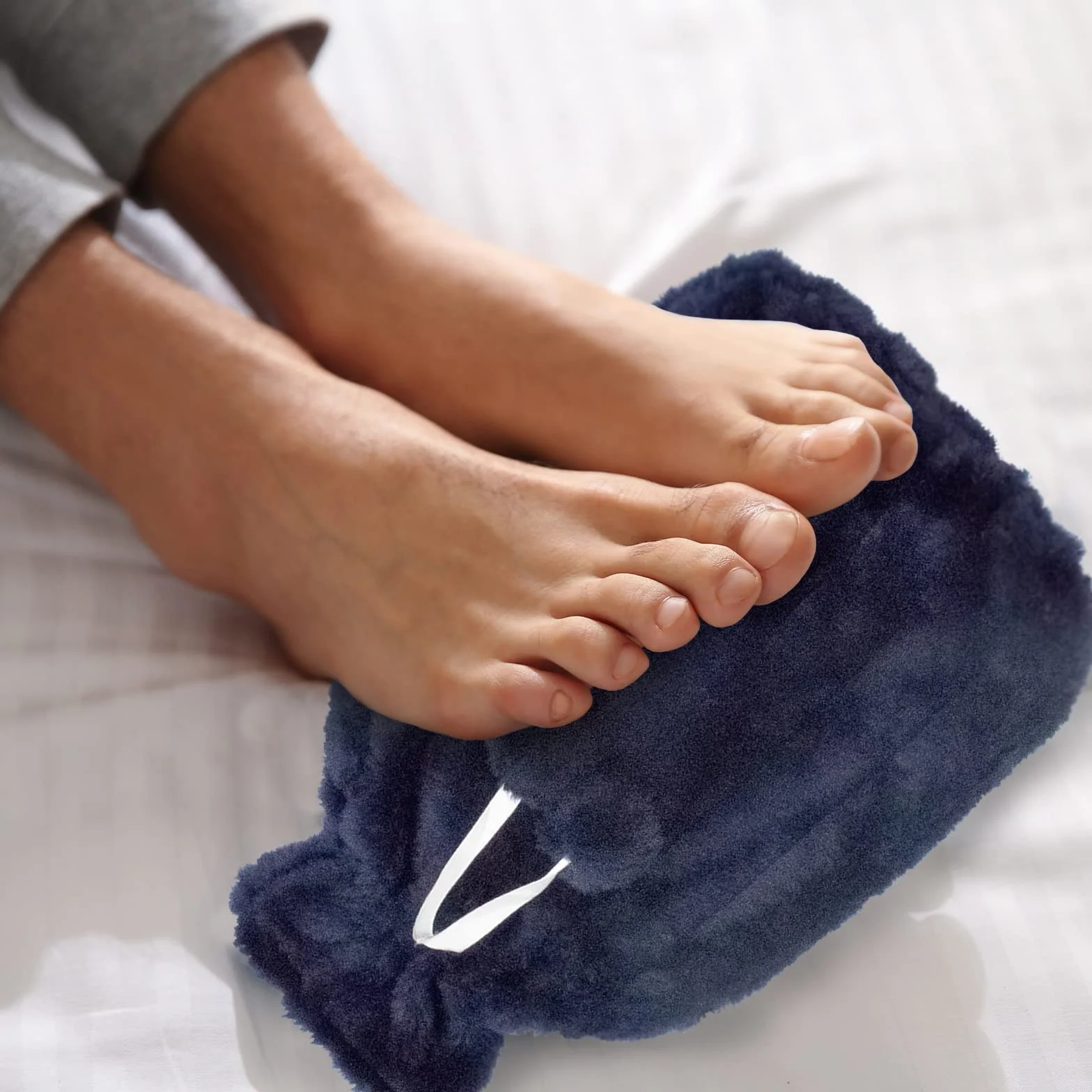 Grande housse pour bouillotte moelleuse bleu marine avec pompons TRIXES taille unique 2 litres