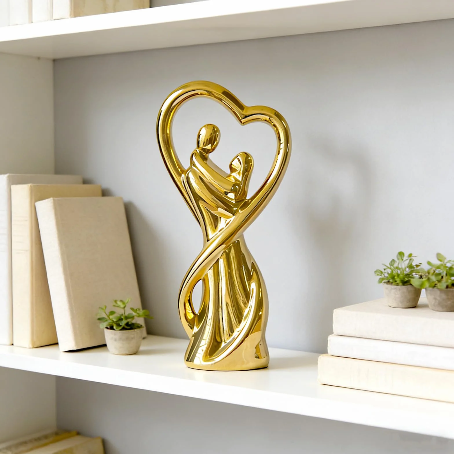 Statue en Porcelaine d'Art Couple Affectueux 32cm Peinte à la Main, Symbole d'Amour, Décoration Or (Gold)