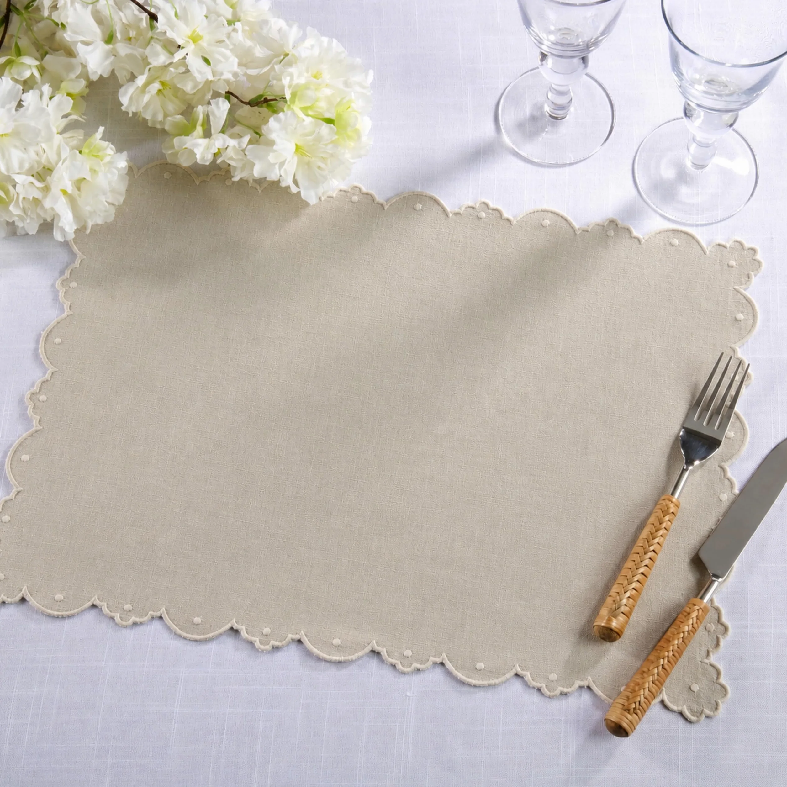 SARO Lifestyle Lot de 4 Sets de Table festonnés brodés en Lin mélangé – Sets de Table Quotidiens pour Salle à Manger décontractée, Tables superposées et décoration de Table intemporelle, 35,6 x 50,8