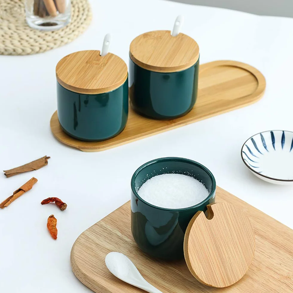 Lot de 3 Céramique Sucrier Rond Seasoning Containers Pot à épices Sel Spice Jar avec Cuillère Plateau Bambou