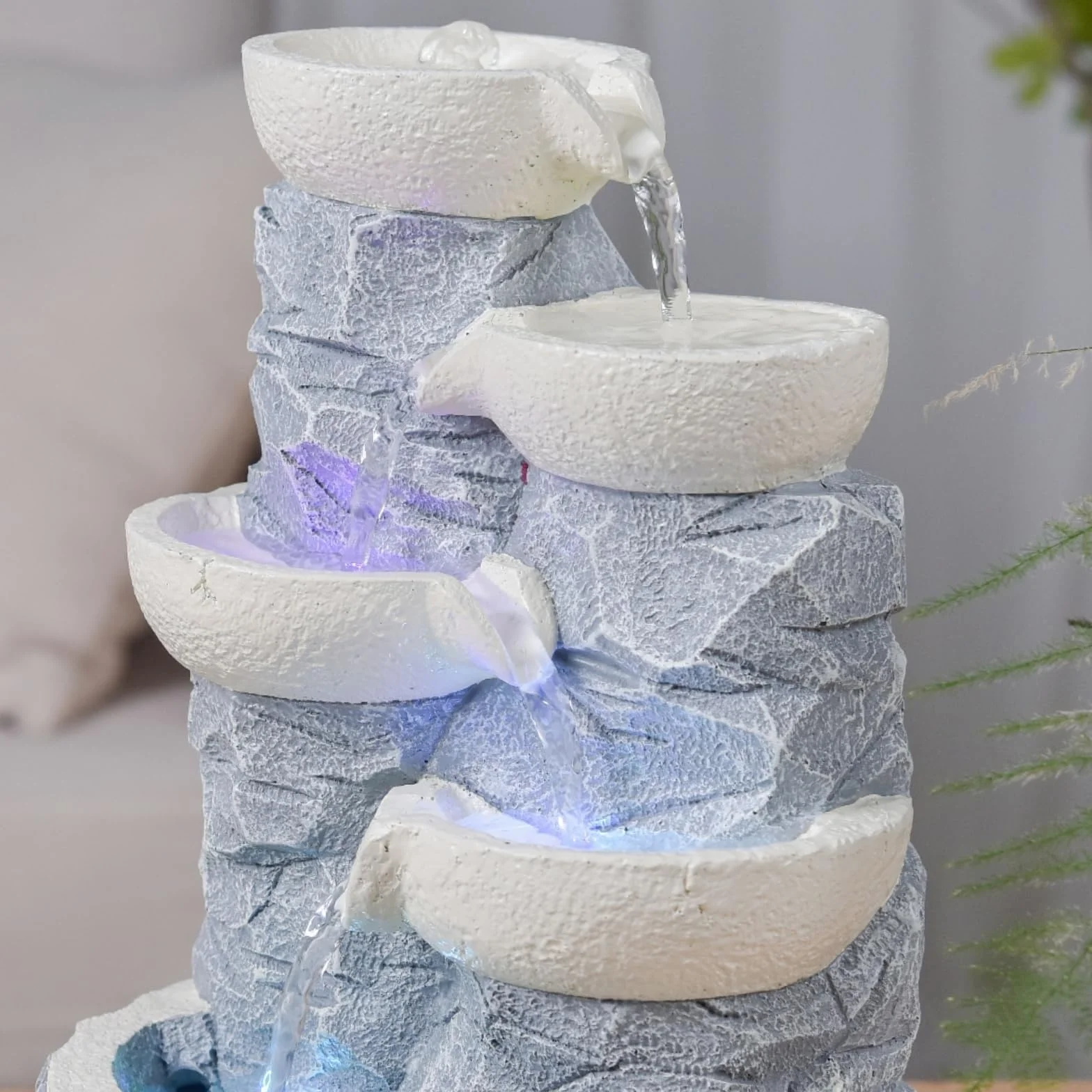Fontaine d’Intérieur Cascade 4 Niveaux Jarre Effet Pierre Naturelle Lumière LED Coloré, Déco Zen, H 31cm – Ganda Zen’Light