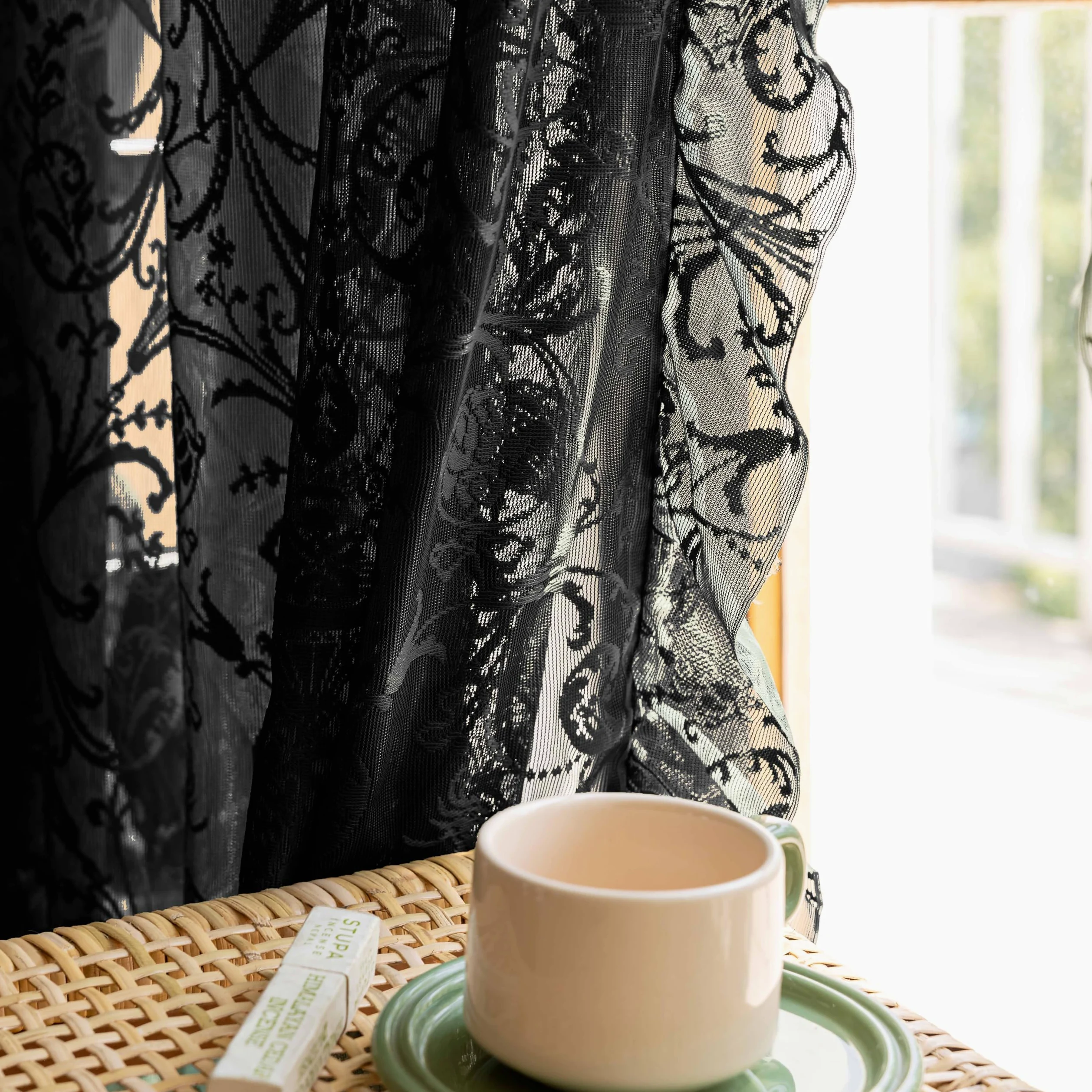 Tudeco Lot de 2 rideaux transparents noirs en dentelle à motif floral, avec passe-tringle, gothiques fantaisie, mystiques Halloween, protègent la vie privée, pour chambre, 150 x 183 cm (l x L)
