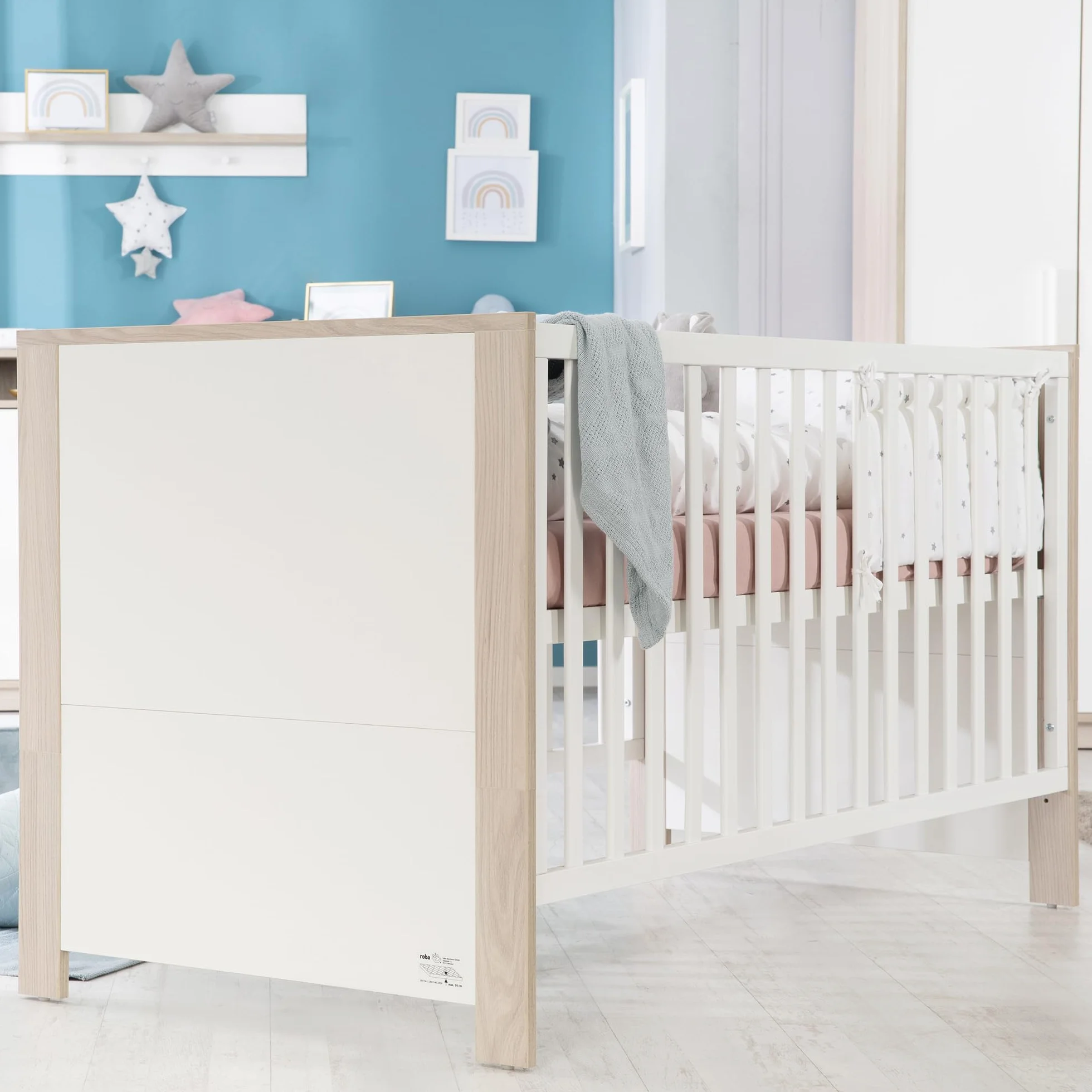Chambre Bébé Complète Olaf Lit Évolutif 70 x 140 cm Commode à Langer Armoire 3 Portes Blanc Décor Bois