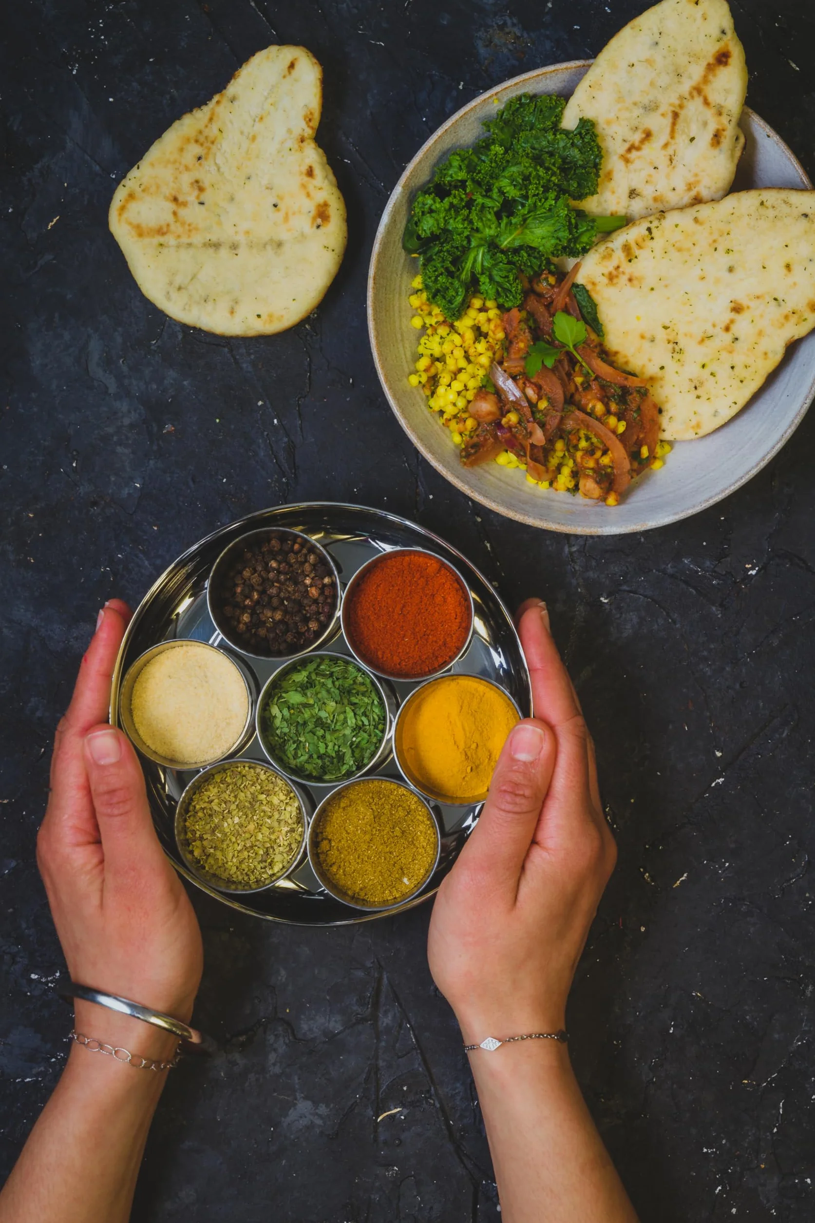 KitchenCraft World of Flavours Boîte à épices indienne Masala Dabba 7 pots acier inoxydable 17 x 7 cm argenté