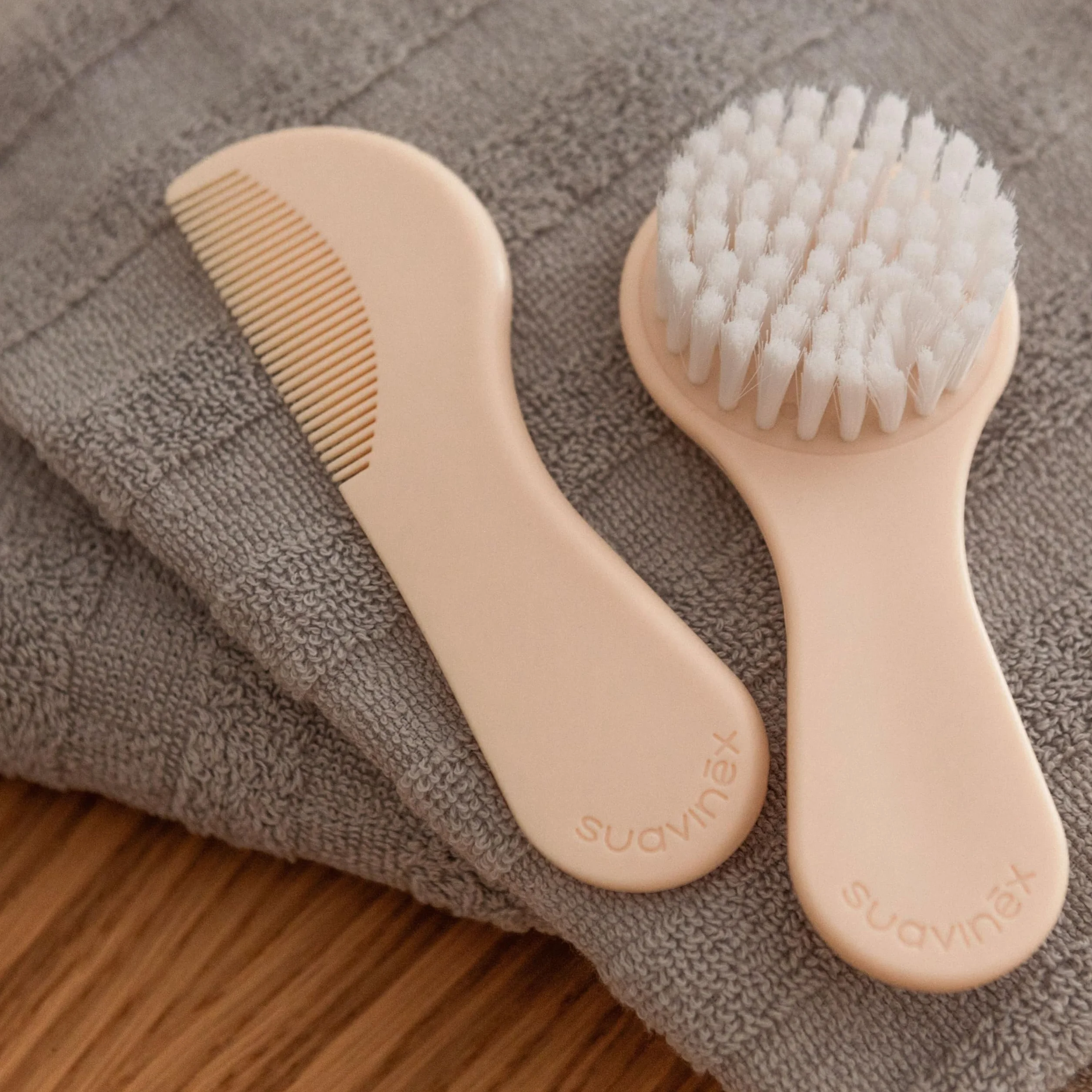 Suavinex Brosse à Cheveux Bébé Peigne Lot Nouveau-nés Fibres Douces Hygge Collection Rose