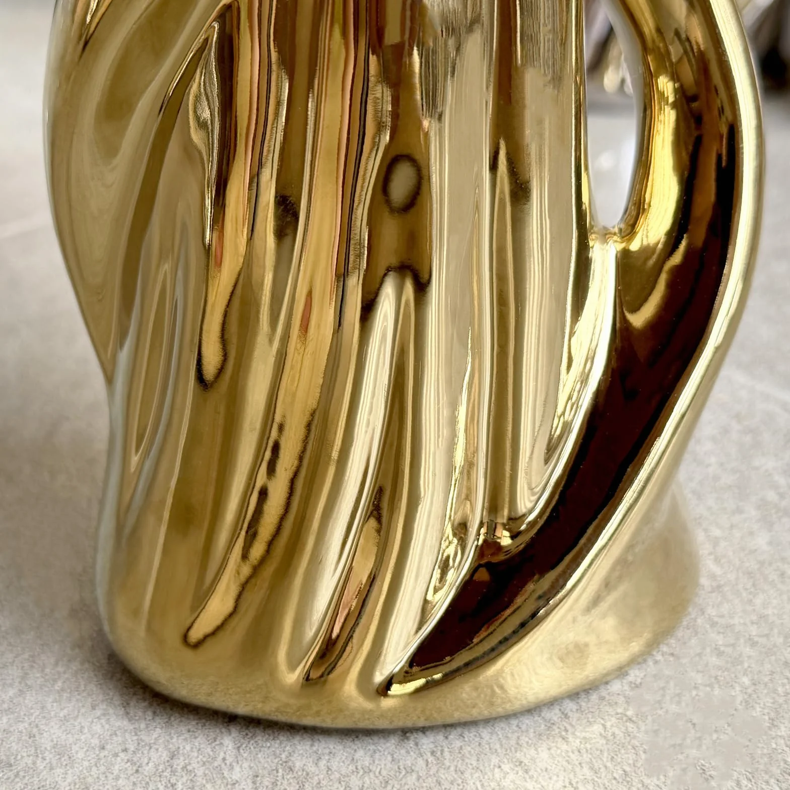 Statue en Porcelaine d'Art Couple Affectueux 32cm Peinte à la Main, Symbole d'Amour, Décoration Or (Gold)