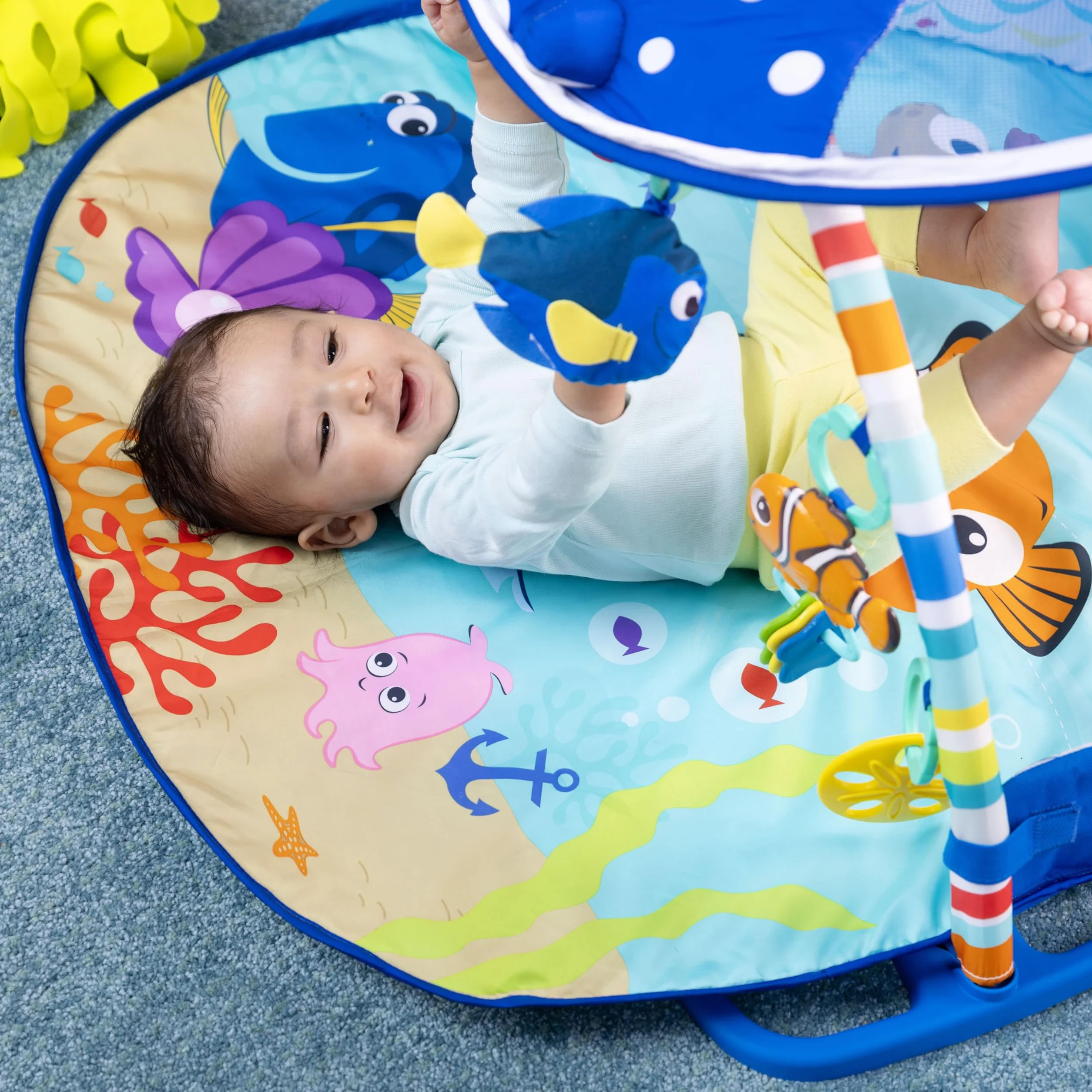 Bright Starts Disney Baby Tapis d’Eveil le Monde de Némo Mr. Ray Ocean Lights, Lumières et Mélodies, Marionnette à Doigts Dory