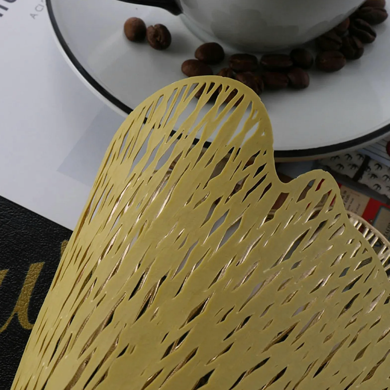 Gold Placemats, Set de Table Lavable Halloween Lot de 10 en Forme de Ginkgo PVC Dessous de Table 30x44cm