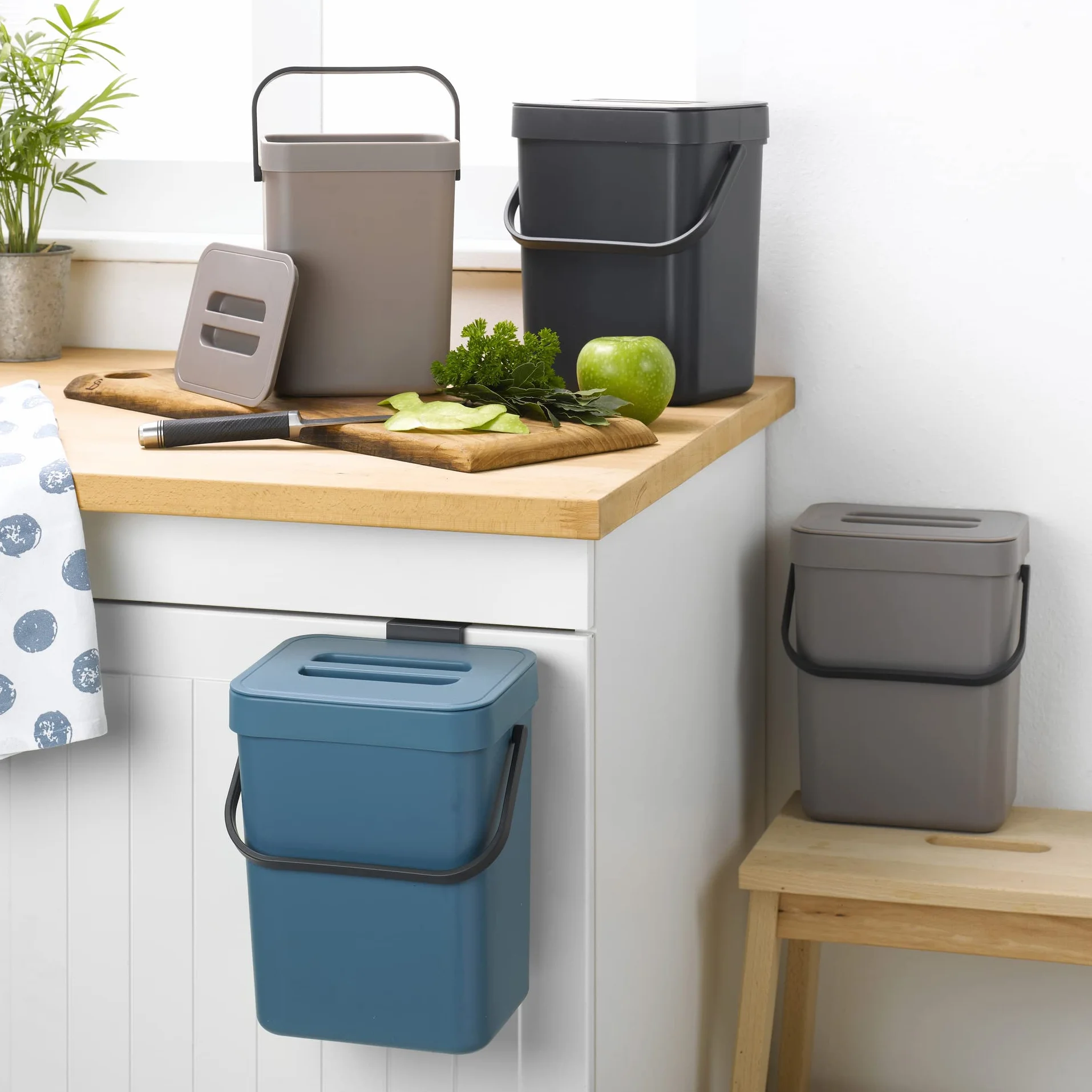 Homéa Poubelle Compost Accrochable Plastique 3L 16x12xH20 cm