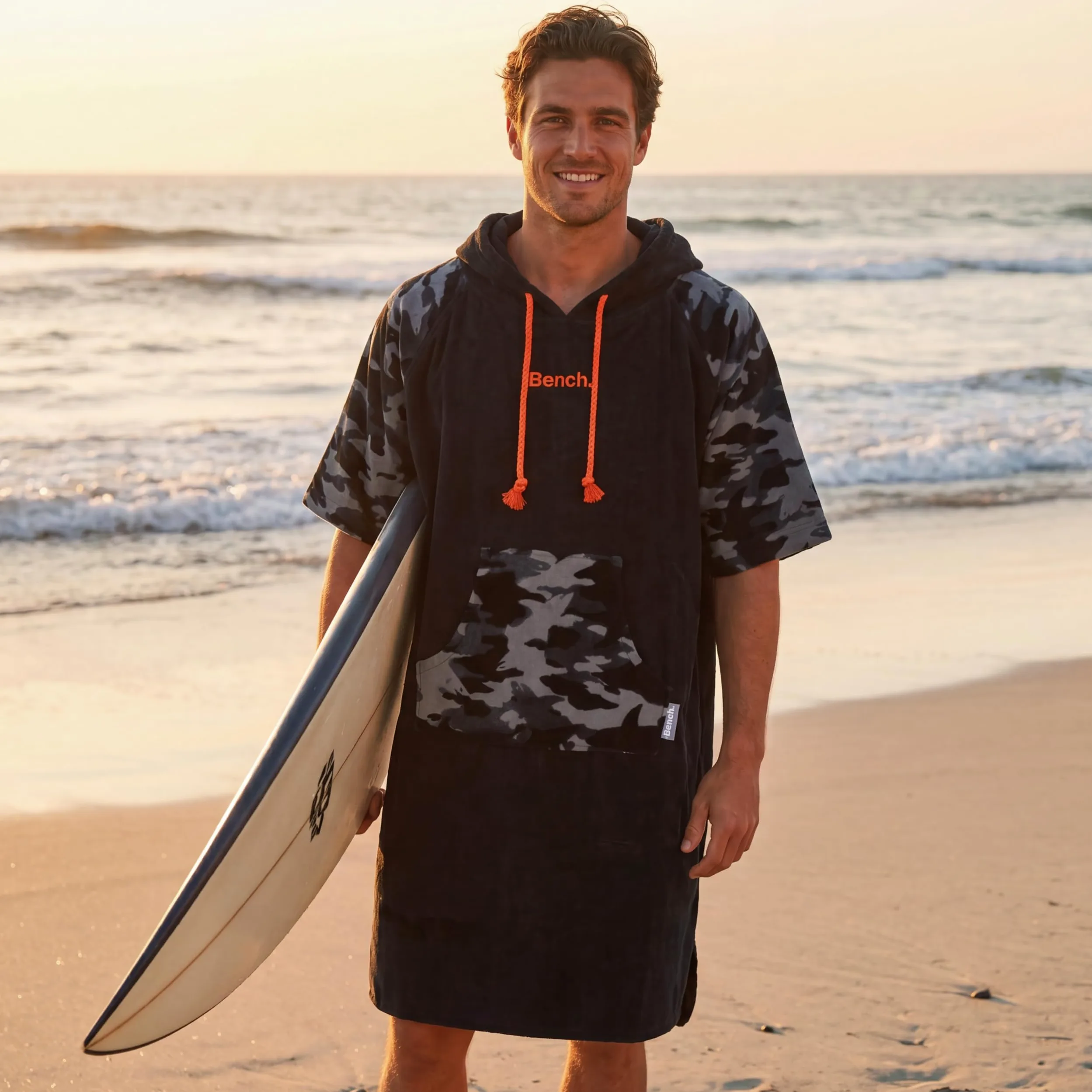 Bench Poncho de Surf Camouflage, Peignoir de Change & Serviette de Plage à Capuche, Coton Premium Ultra Absorbant 335g/m², Unisexe (Hommes & Femmes) pour Sports Nautiques, Taille S-M, Noir