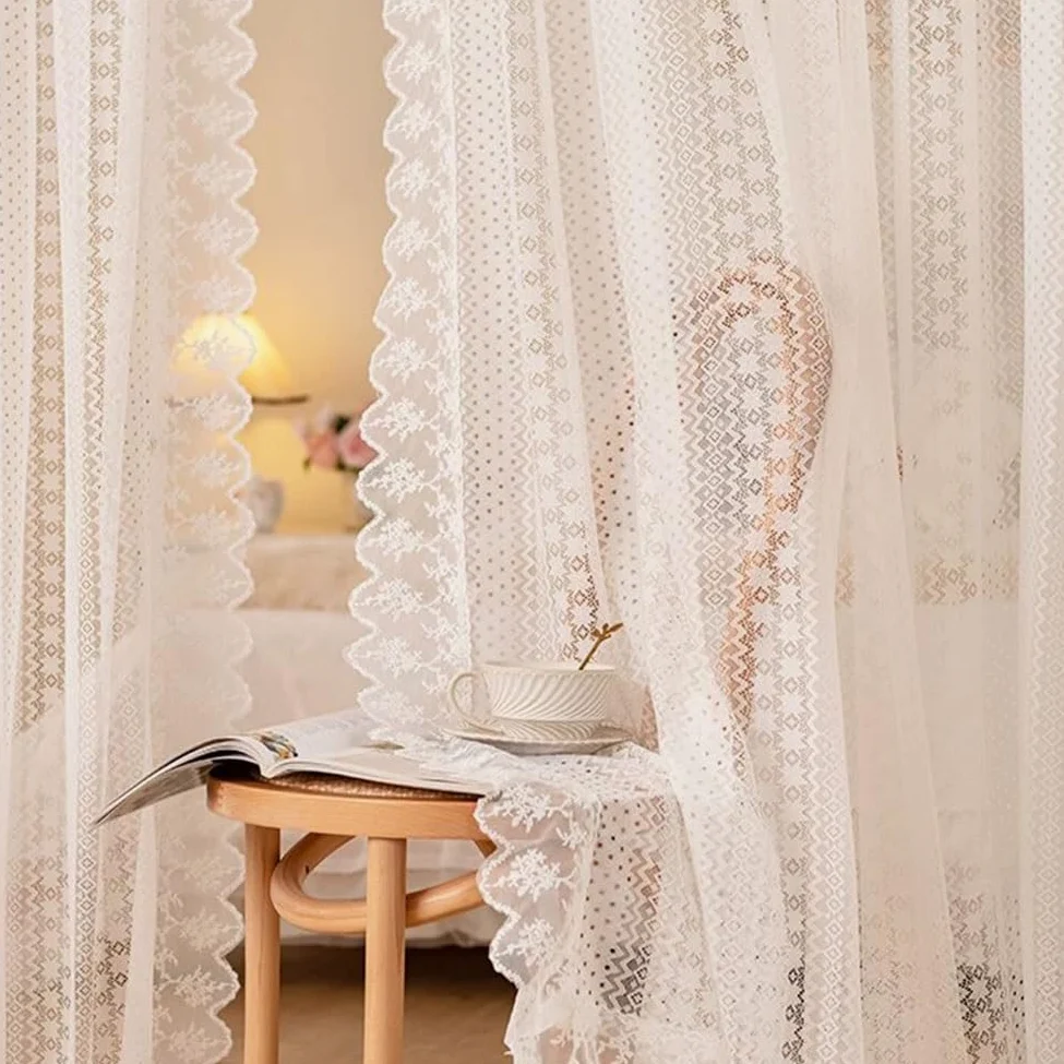 Lot de 2 Rideaux en Dentelle Blanc, Rideau Voilage Romantiques Français Filtrant la Lumière Passe-Tringle Bords Festonnés pour Salon Chambre(WxH160x130cm/63x51inch)