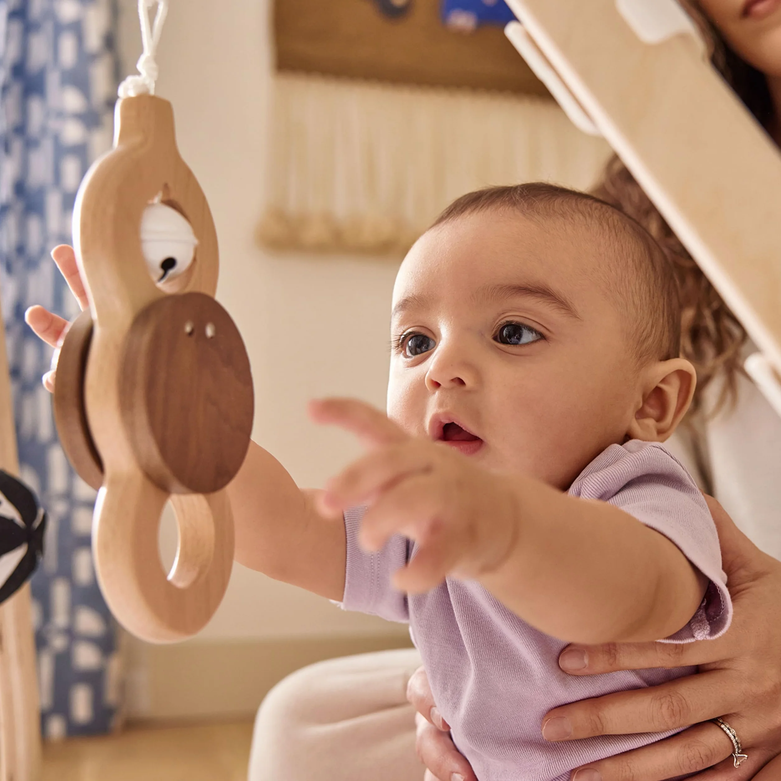 Lovevery Tapis d'Éveil Bébé avec Arche de Jeu en Bois, 5 Zones, Développement l'enfant, Dès la Naissance