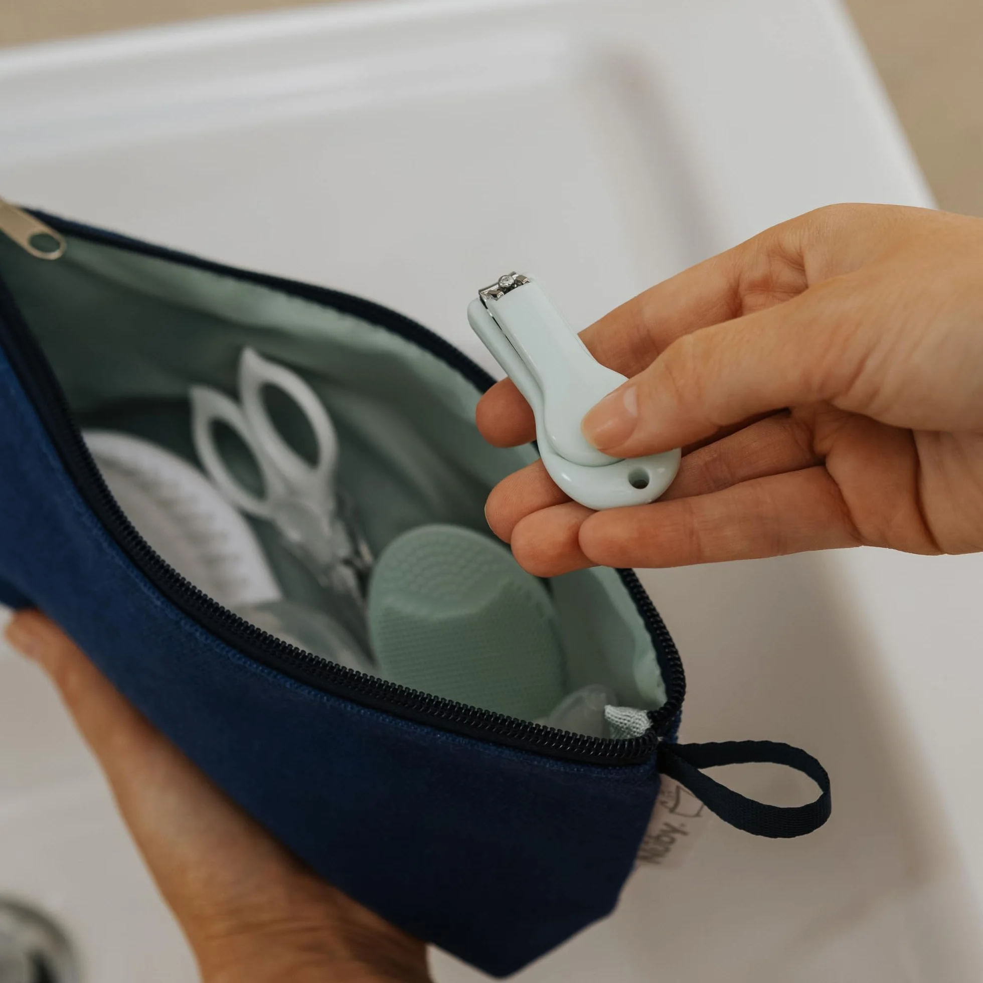 Nuby Kit de Soins pour le Bain de Bébé 8 Accessoires Essentiels Sac de Voyage Doublure Imperméable